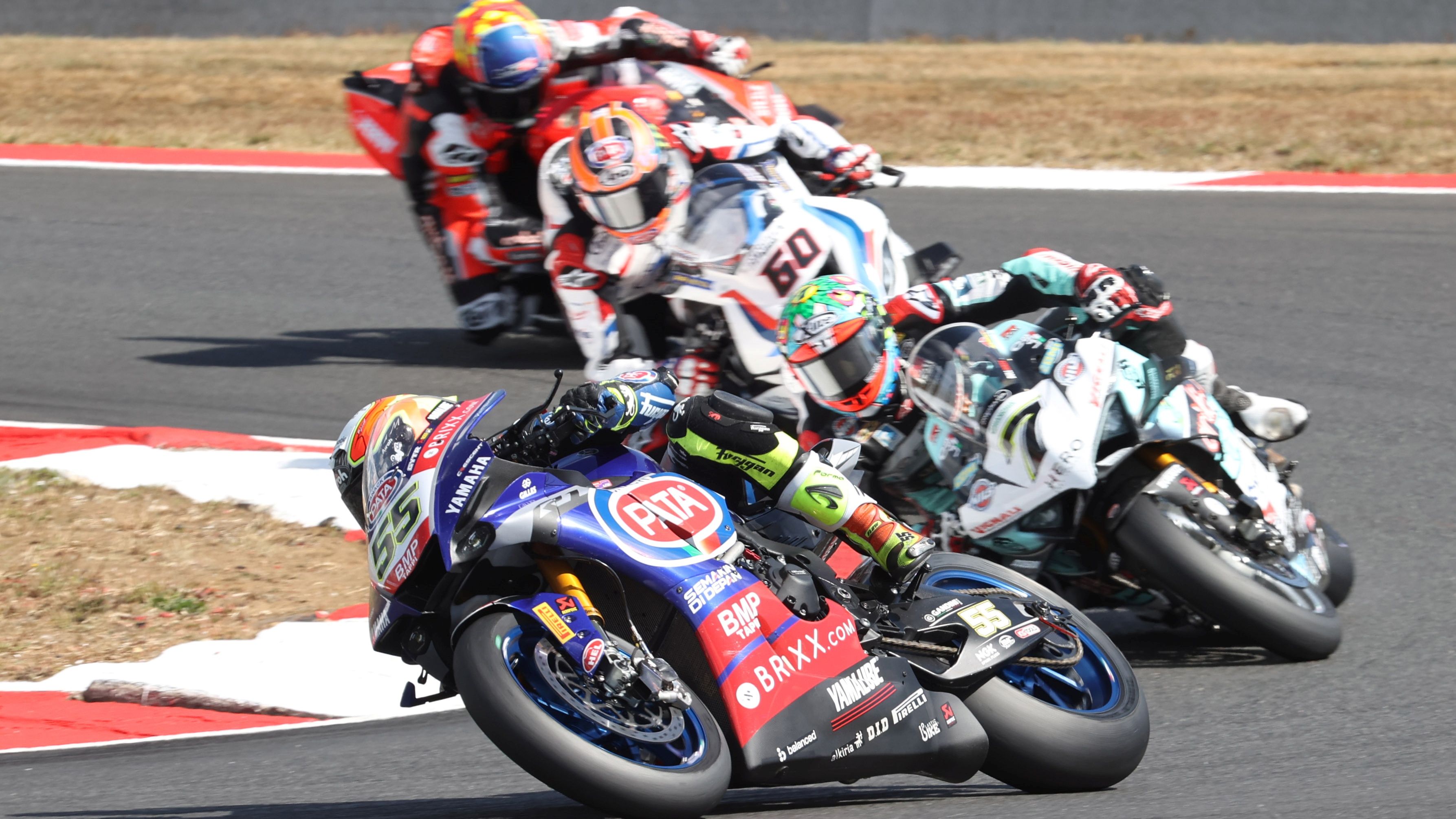 Andrea Locatelli delante de Chaz Davies, Tom Sykes y Michael Rinaldi