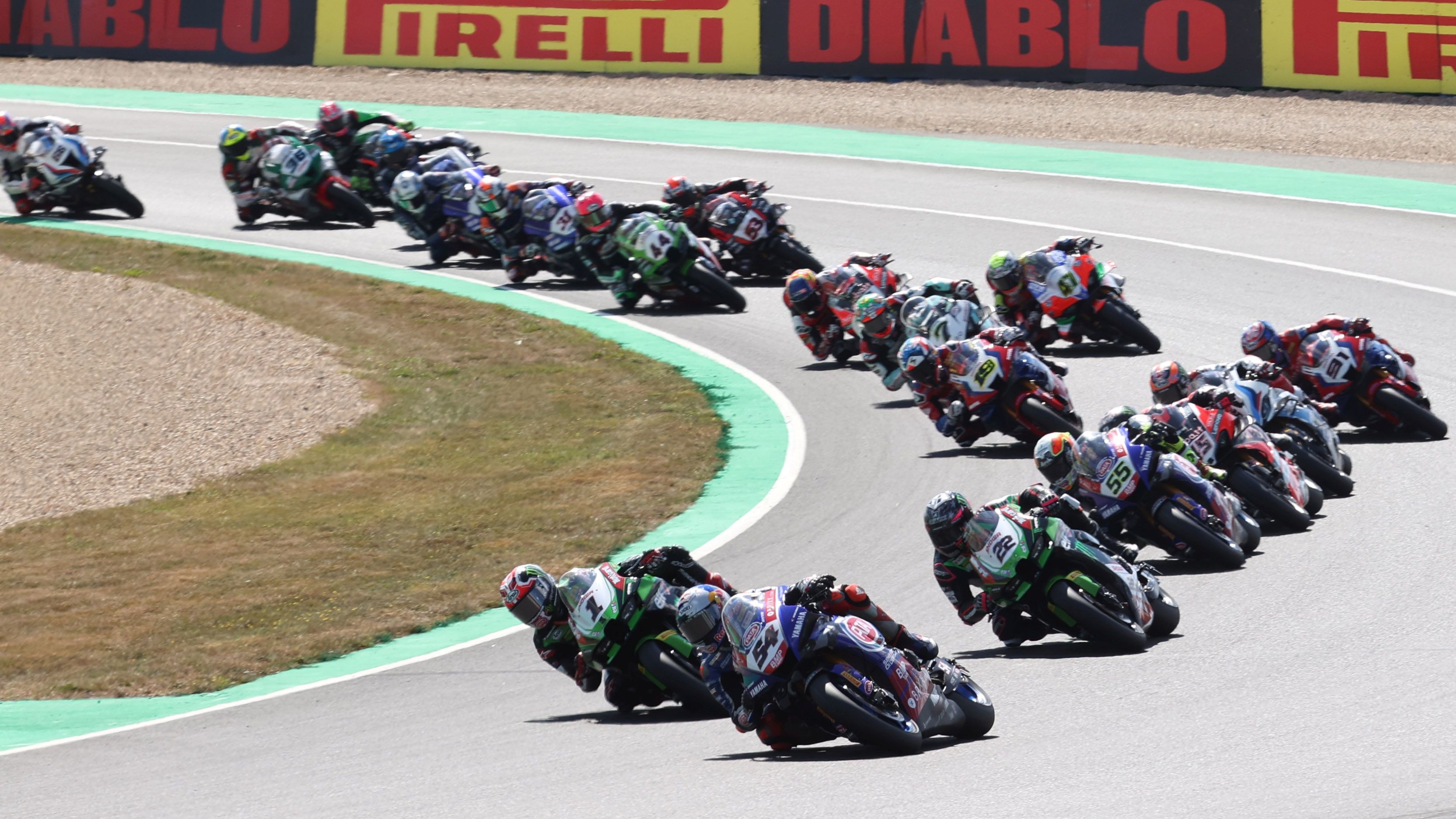 Jonathan Rea busca ganar el interior de Toprak Razgatlioglu en la primera vuelta