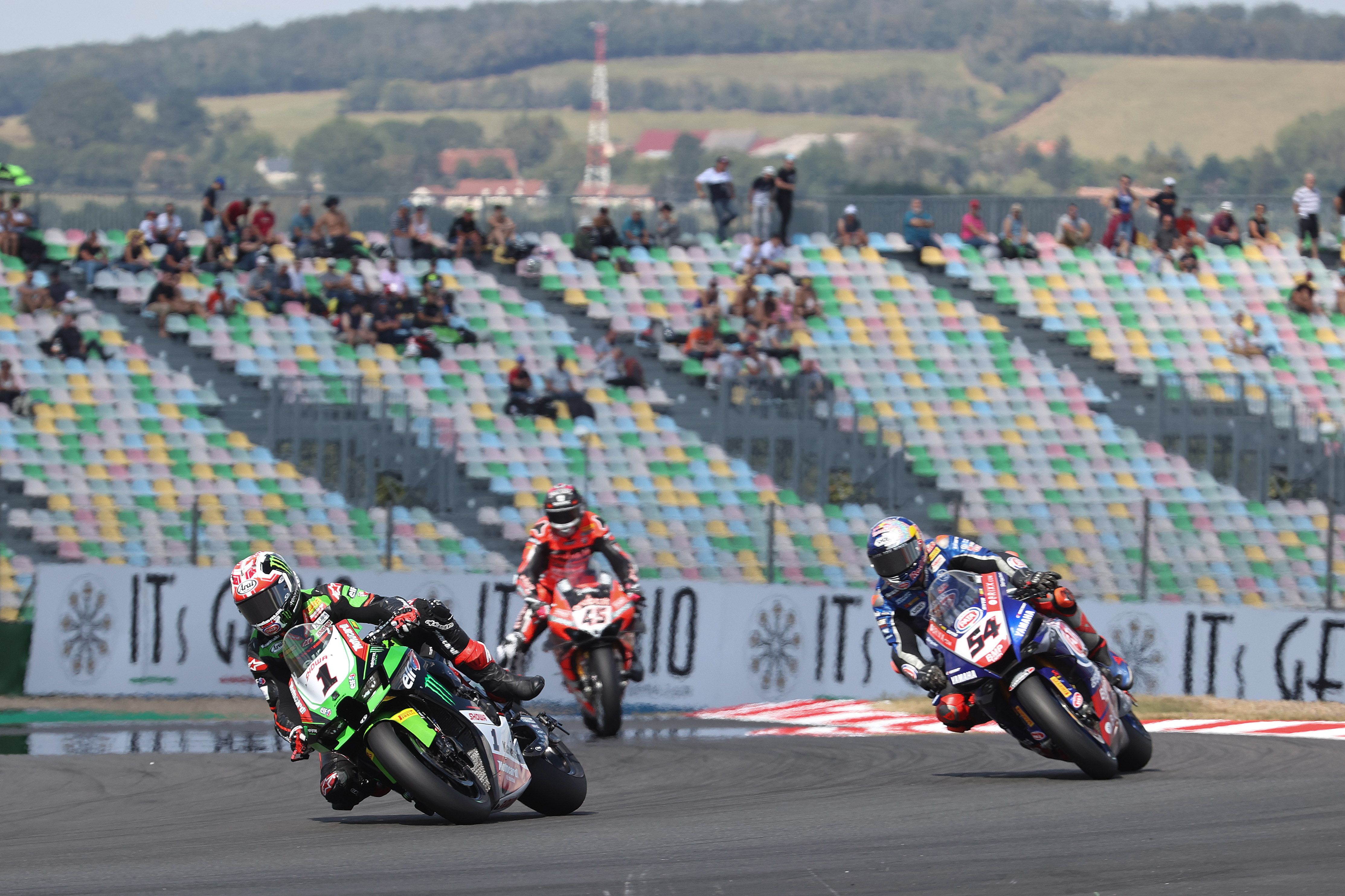 Jonathan Rea trata de escaparse de Toprak Razgatlioglu y Scott Redding