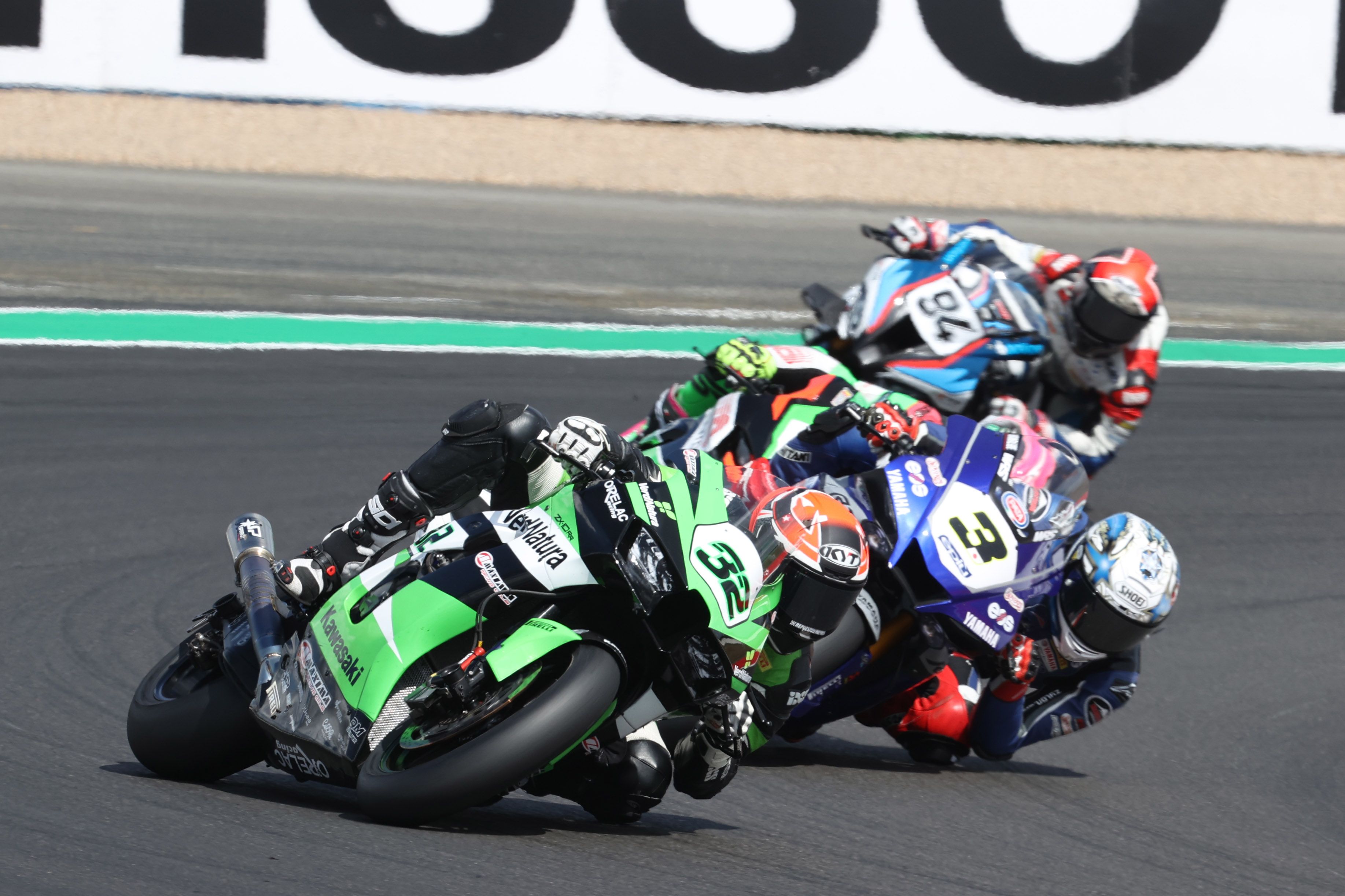 Kohta Nozane por el interior de Isaac Viñales con Jonas Folger tras ellos