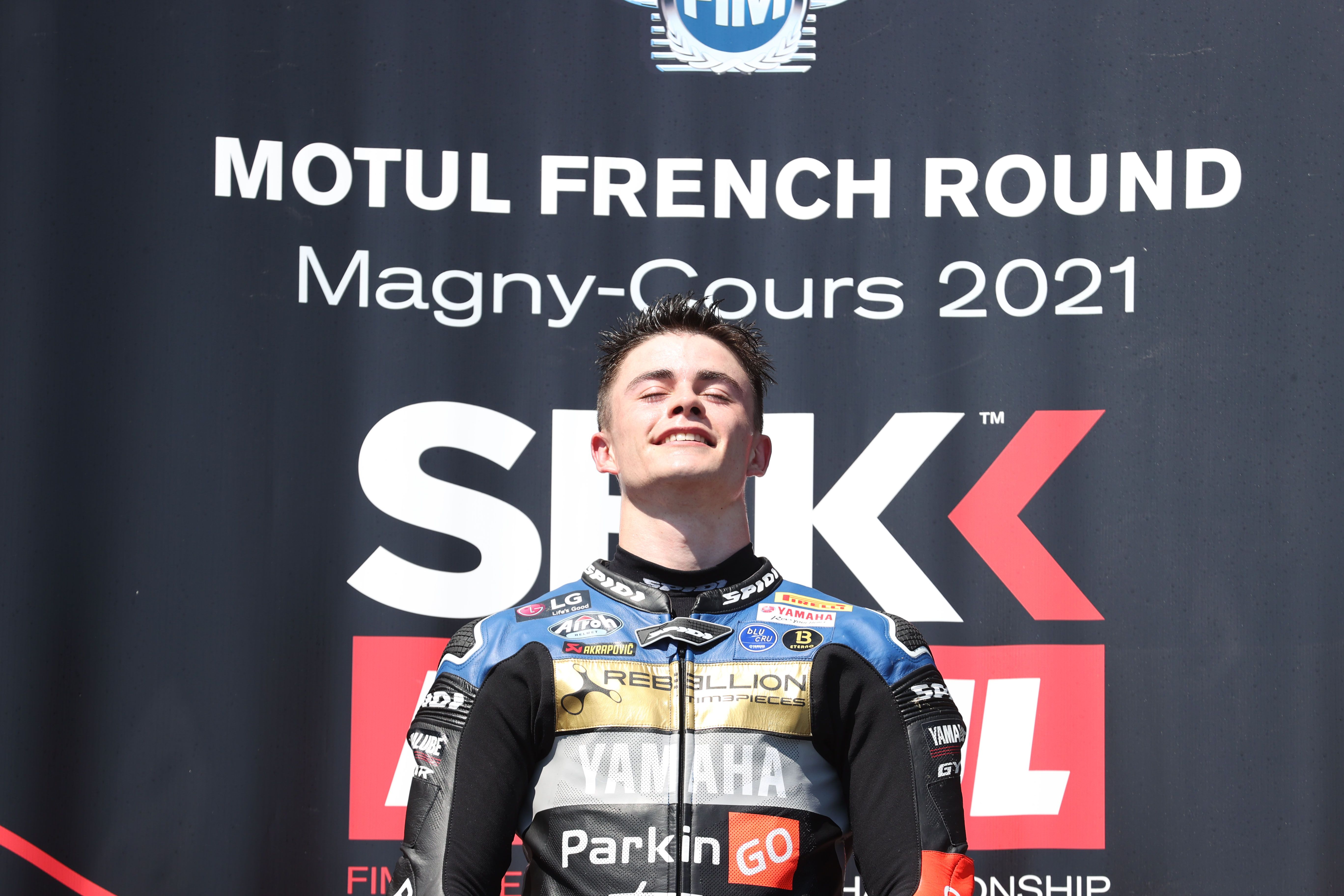 Manu González festeja su primera victoria en el Mundial de Supersport
