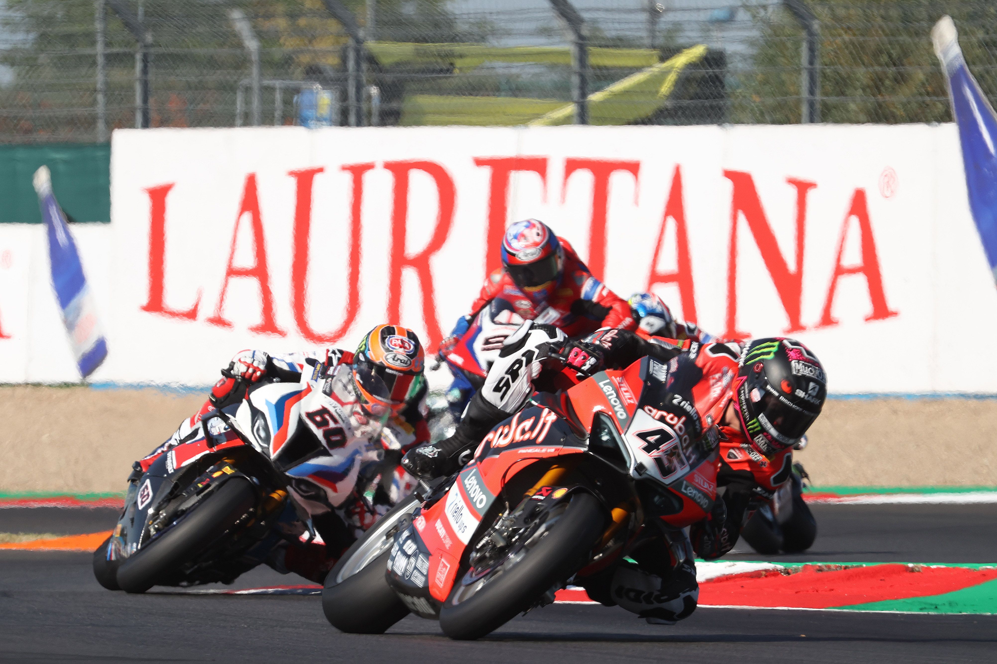 Scott Redding por delante de Michael van der Mark