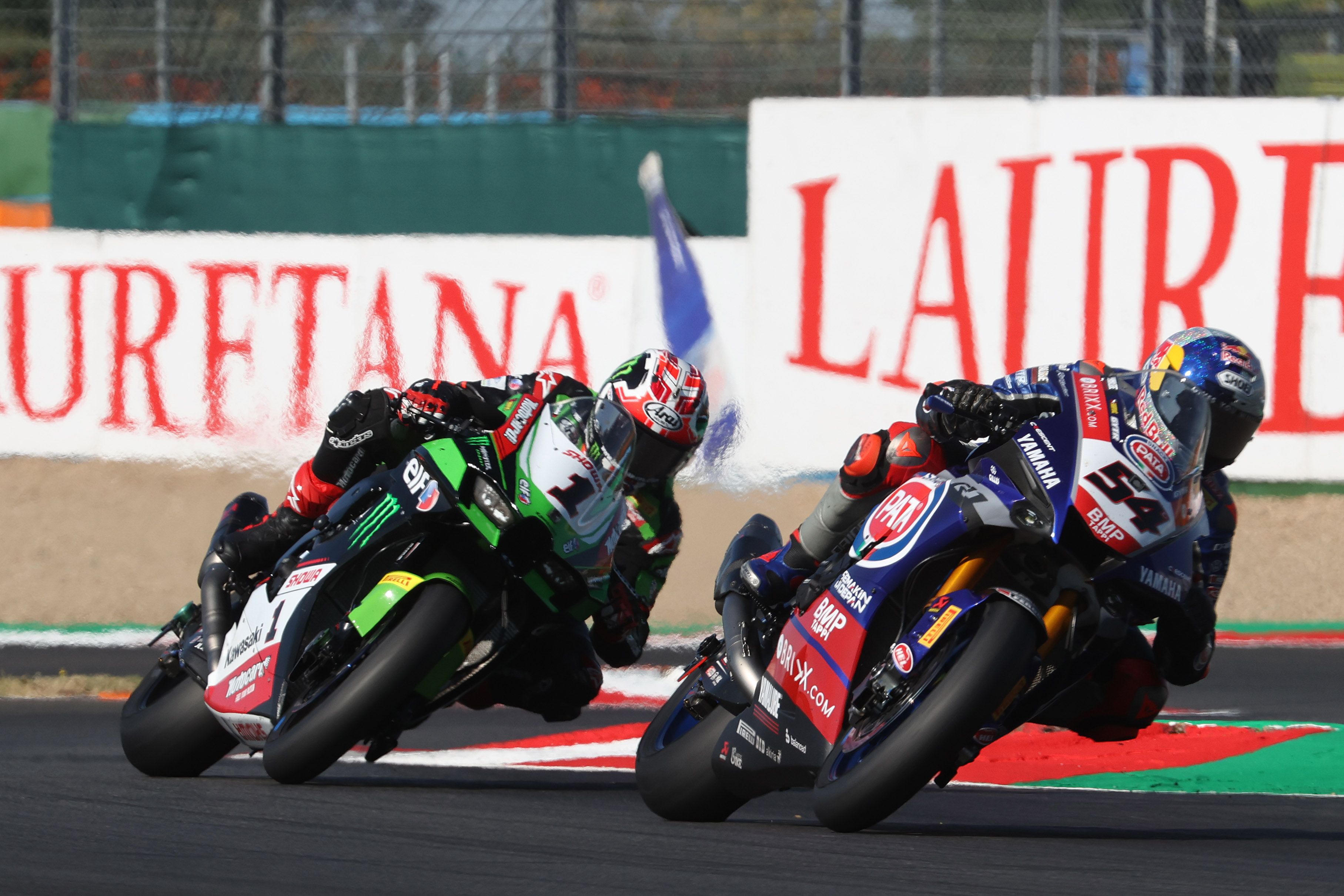 Toprak Razgatlioglo con Jonathan Rea totalmente pegado