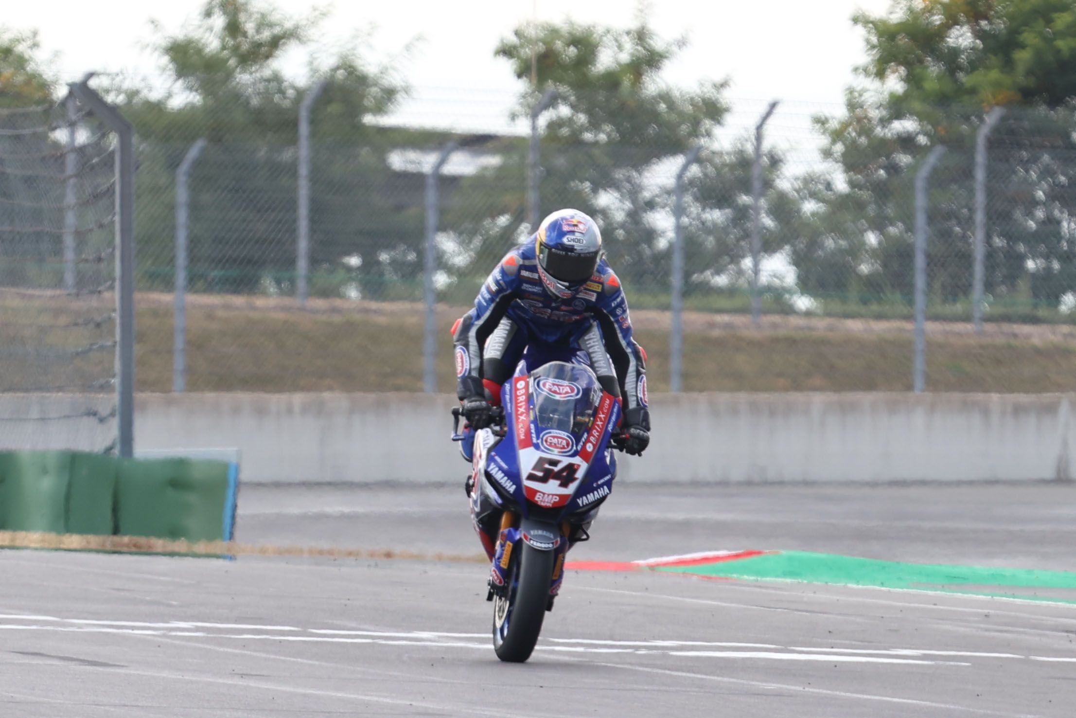 Toprak Razgatlioglu cruza la línea de meta de Magny Cours haciendo un stoppie