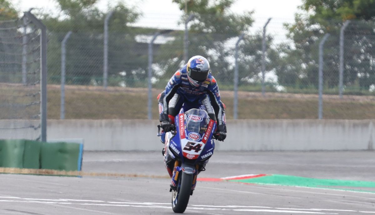 Toprak Razgatlioglu cruza la línea de meta de Magny Cours haciendo un stoppie Toprak Razgatlioglu cruza la línea de meta de Magny Cours haciendo un stoppie