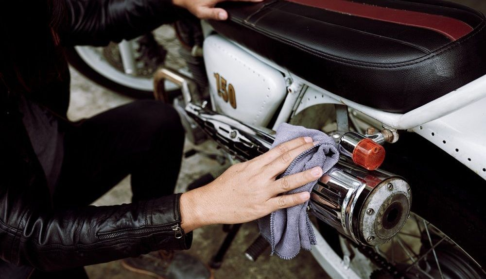 Limpiar bien la moto es fundamental cuando se va a guardar una temporada. Fuente: iStock/DragonImages Limpiar bien la moto es fundamental cuando se va a guardar una temporada. Fuente: iStock/DragonImages