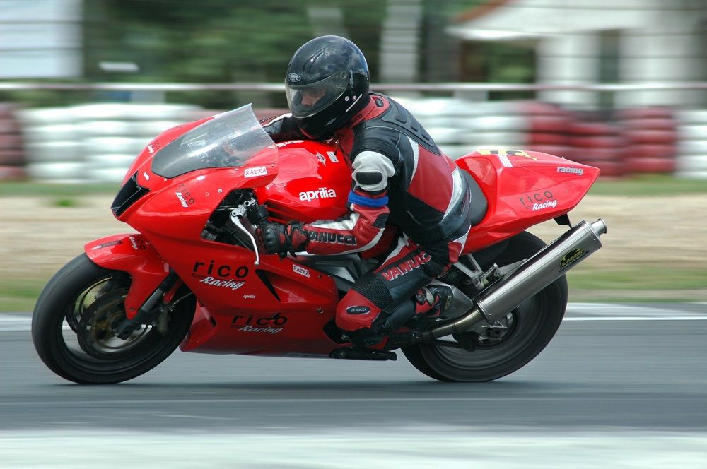 Piloto sobre una moto de Aprilia. Fuente: iStock/sweetmoments