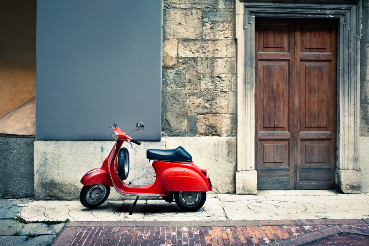 Imagen de un ciclomotor aparcado. Fuente: iStock / deimagine