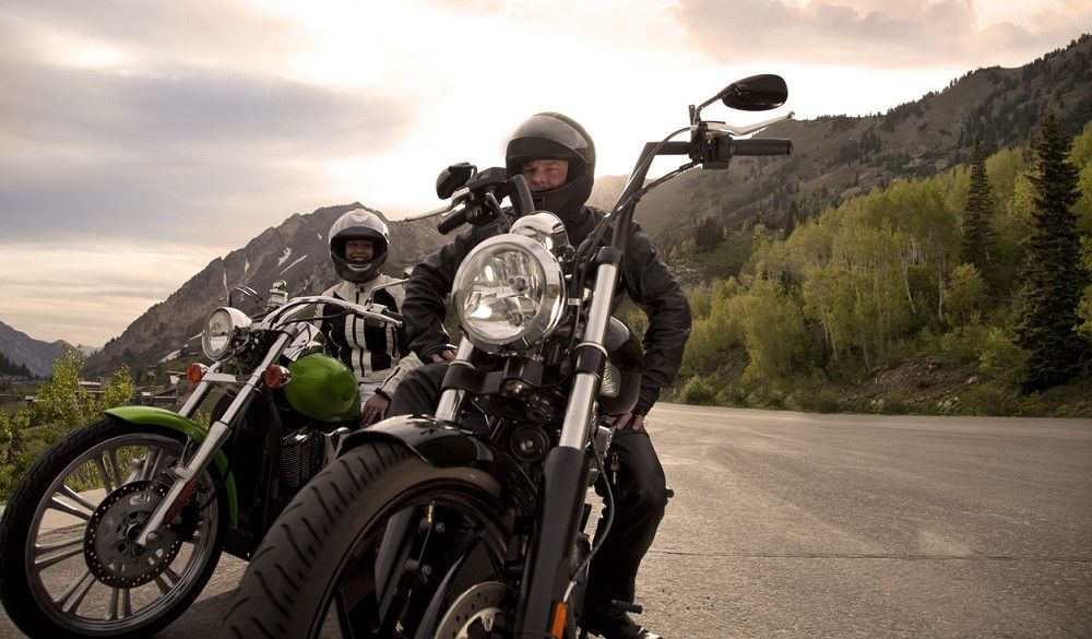 Cuando la moto está parada pero arrancada, se encuentra en régimen de ralenti. Fuente: iStock/pick-uppath