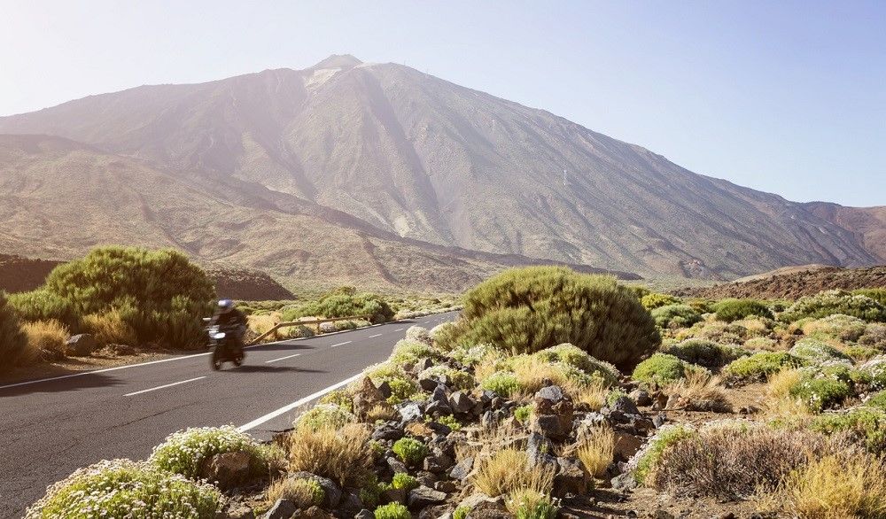 Recorriendo las Cañadas del Teide con las luces de cruce, una de las mejores rutas para moteros en Canarias. Fuente: iStock/_ultraforma_