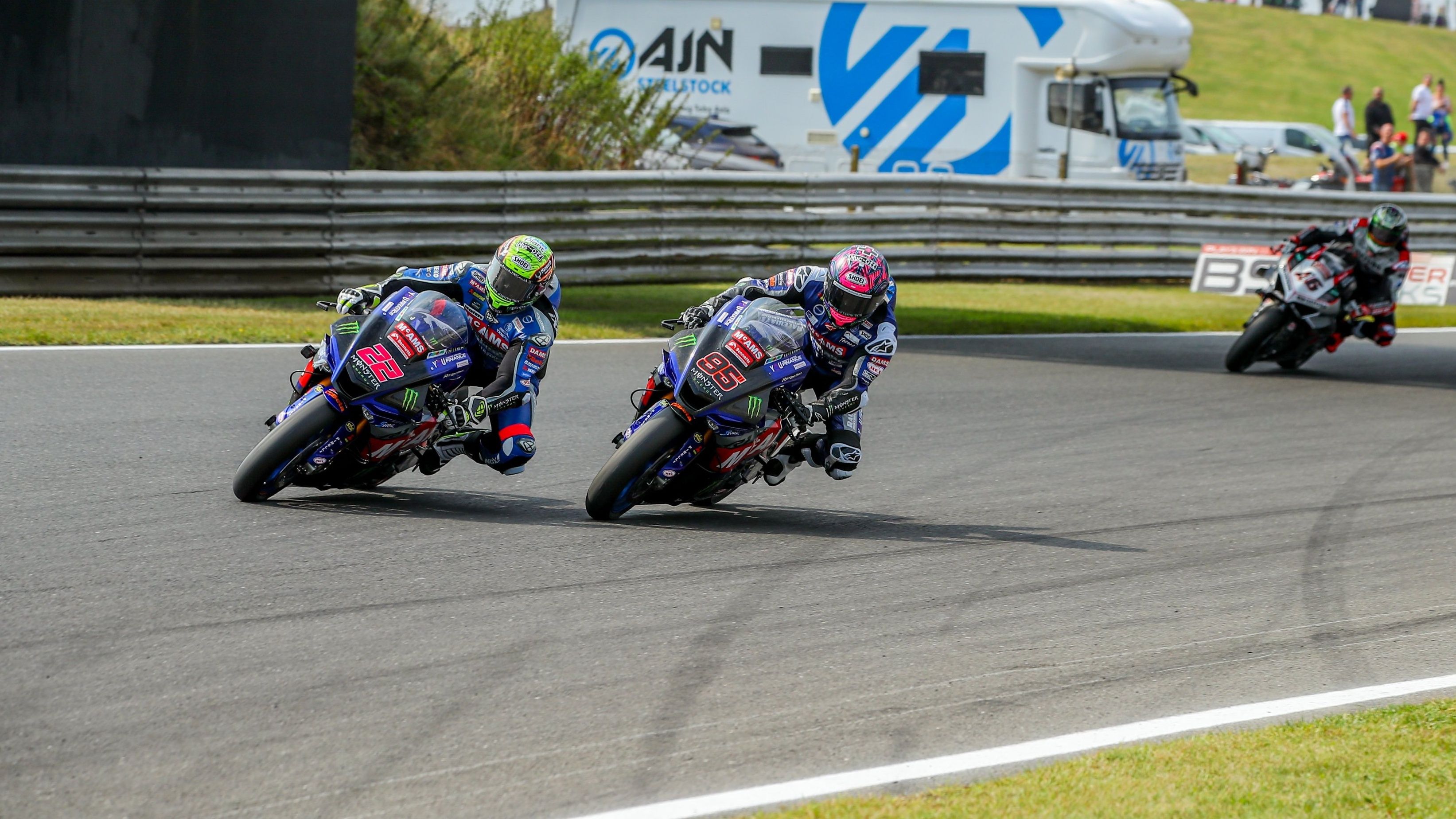 Jason O'Halloran y Tarran MacKenzie con Tommy Bridewell al fondo