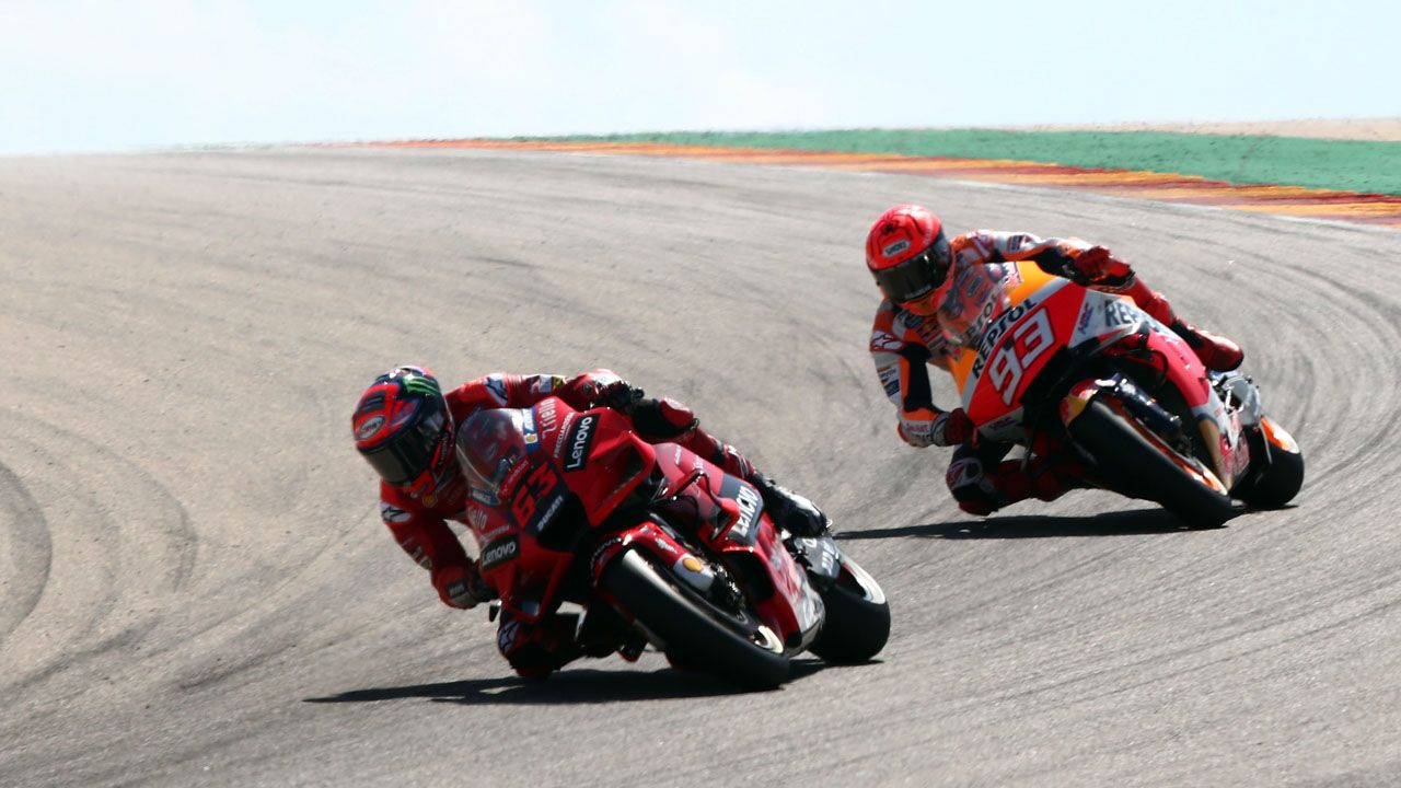 Pecco Bagnaia se defiende de Marc Márquez y logra la victoria soñada en Aragón