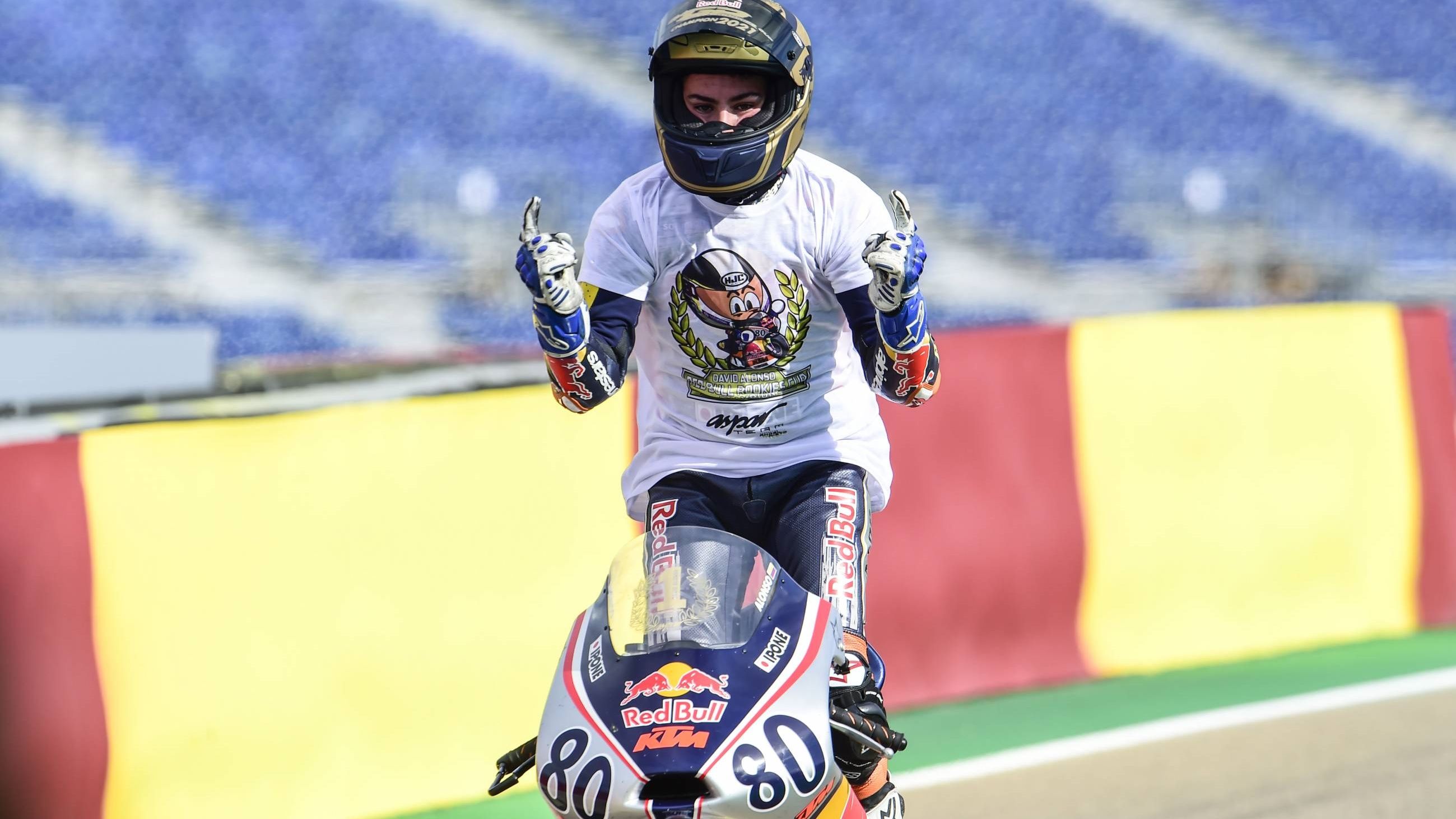 David Alonso festeja su título en la MotoGP Rookies Cup 2021