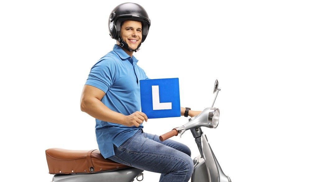 Los novatos deben saber cómo sacar el carnet A2 de moto. Fuente: iStock/Ljupco