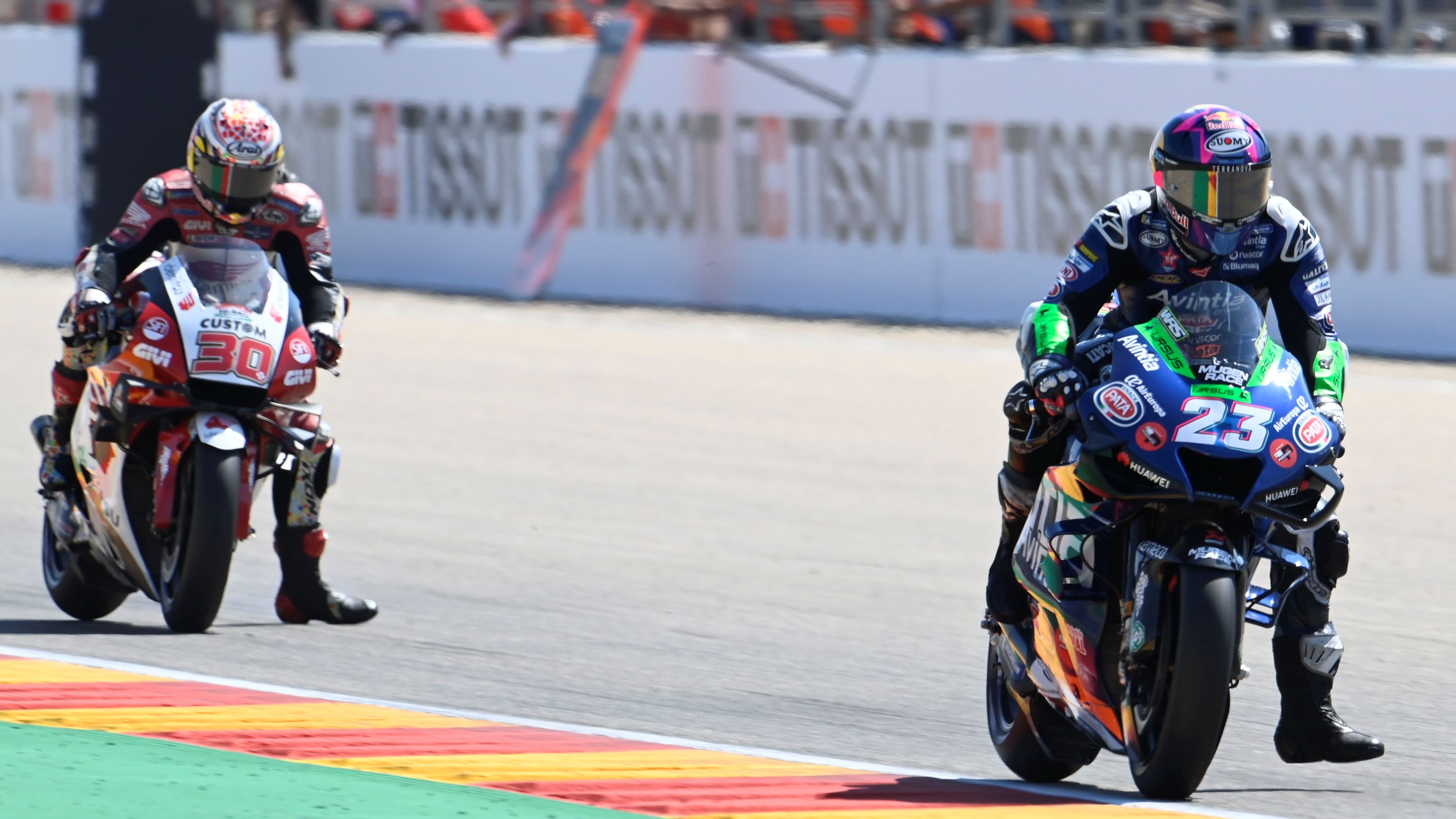 Enea Bastianini se escapa de Takaaki Nakagami
