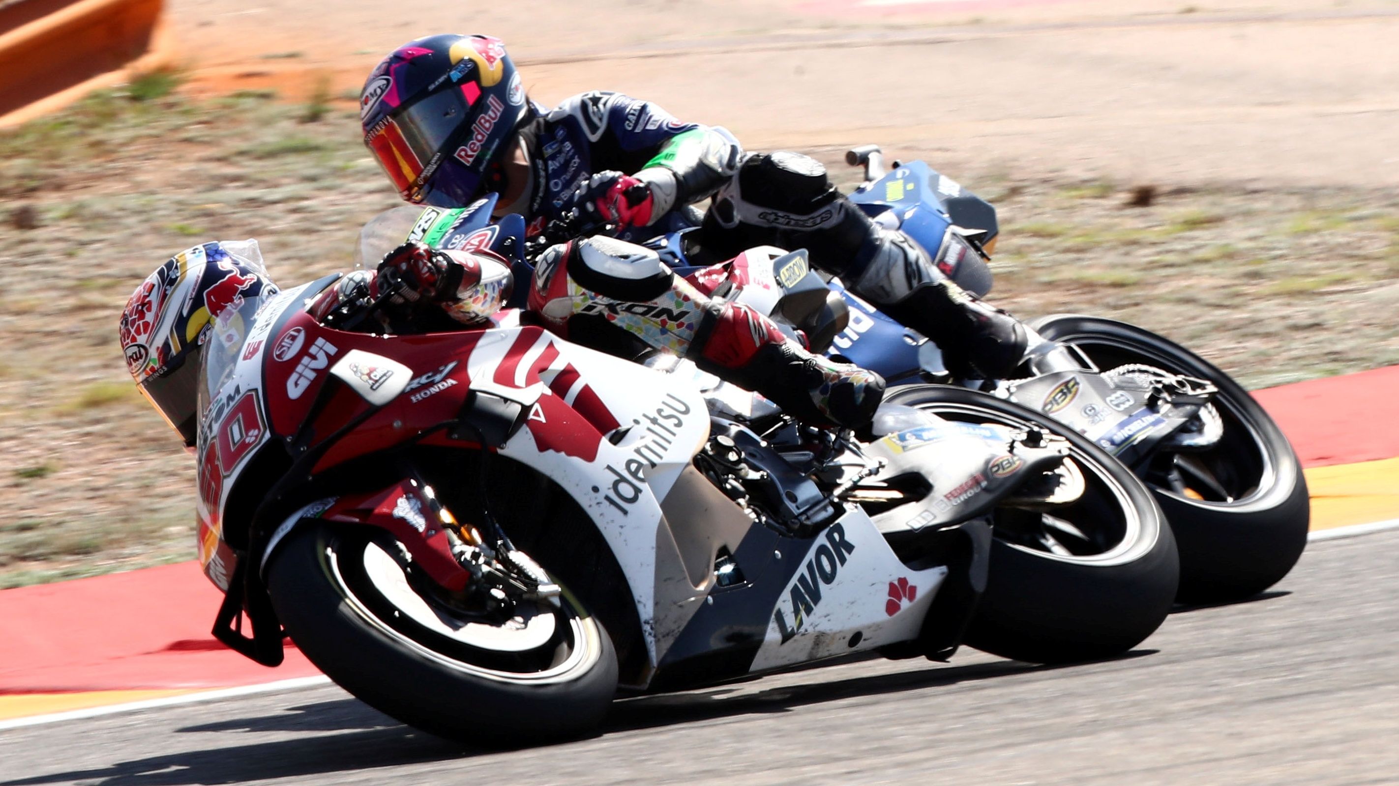 Enea Bastianini se lanza al interior de Takaaki Nakagami