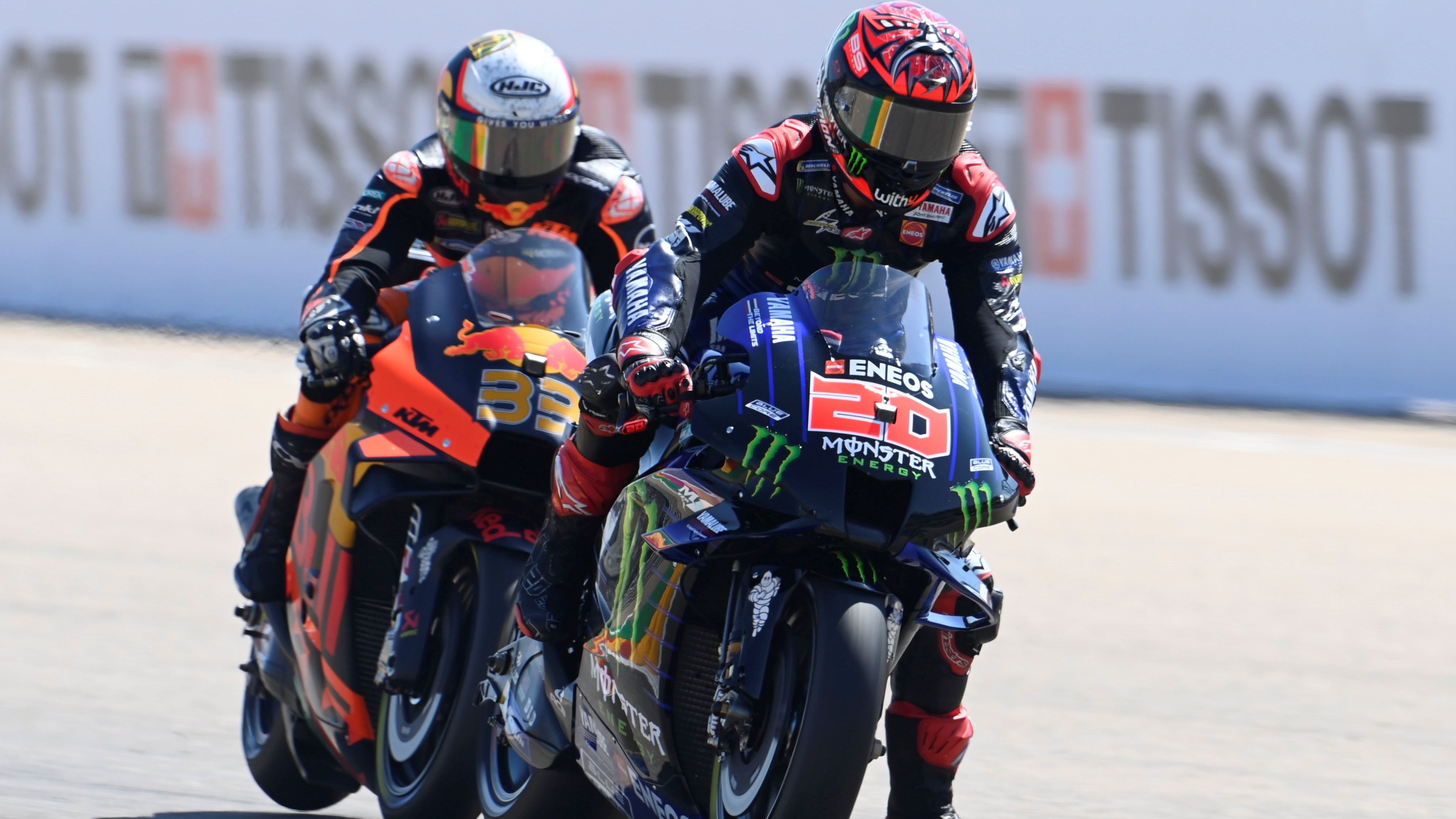 Fabio Quartararo perseguido por Brad Binder