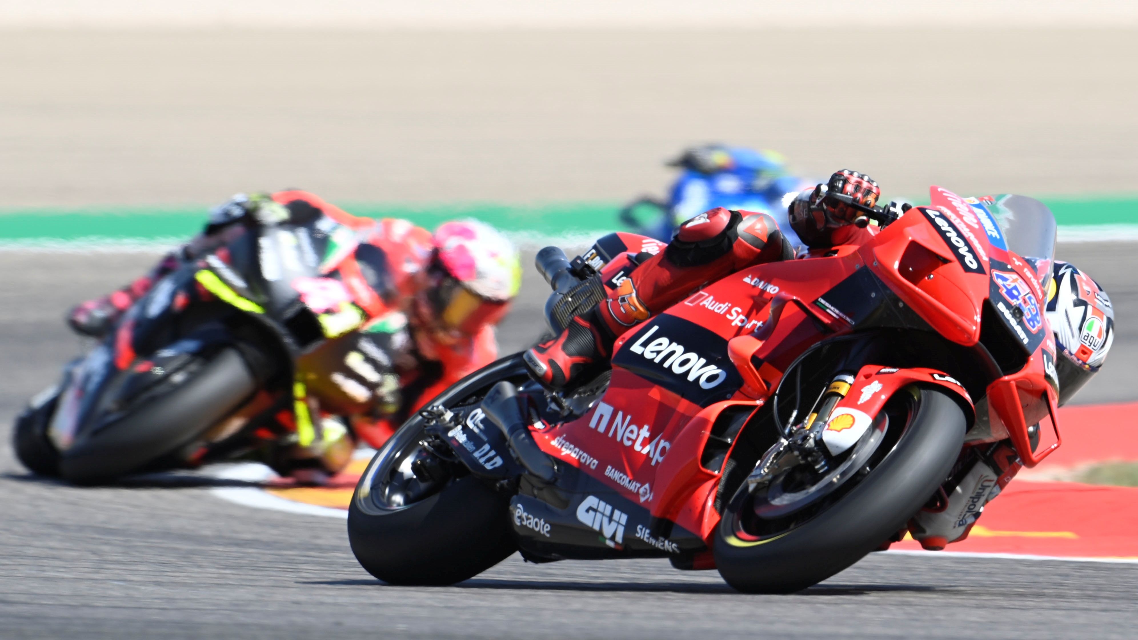 Jack Miller perseguido por Aleix Espargaró