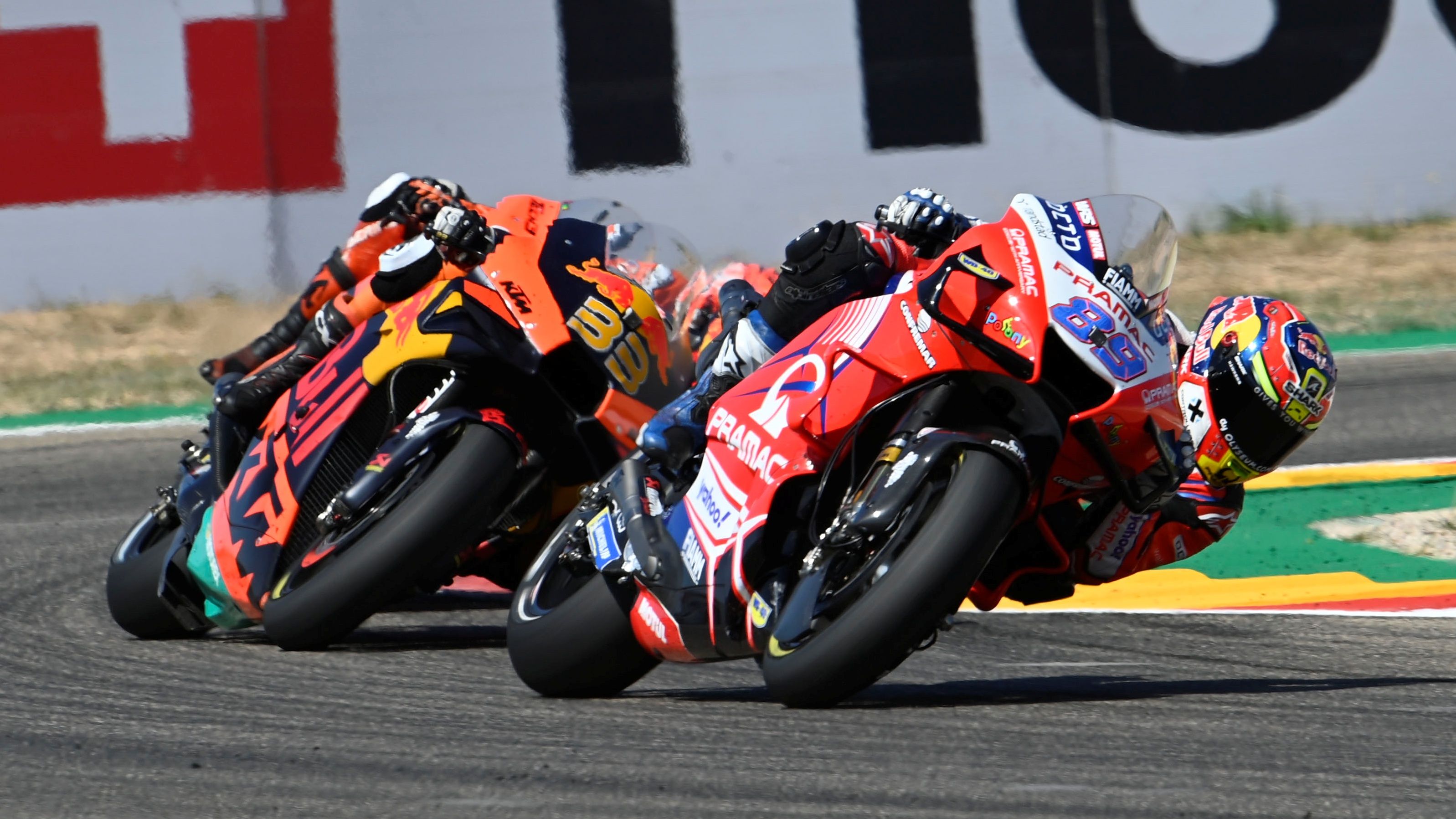 Jorge Martín con Brad Binder a su rueda. Fuente: Gold & Goose