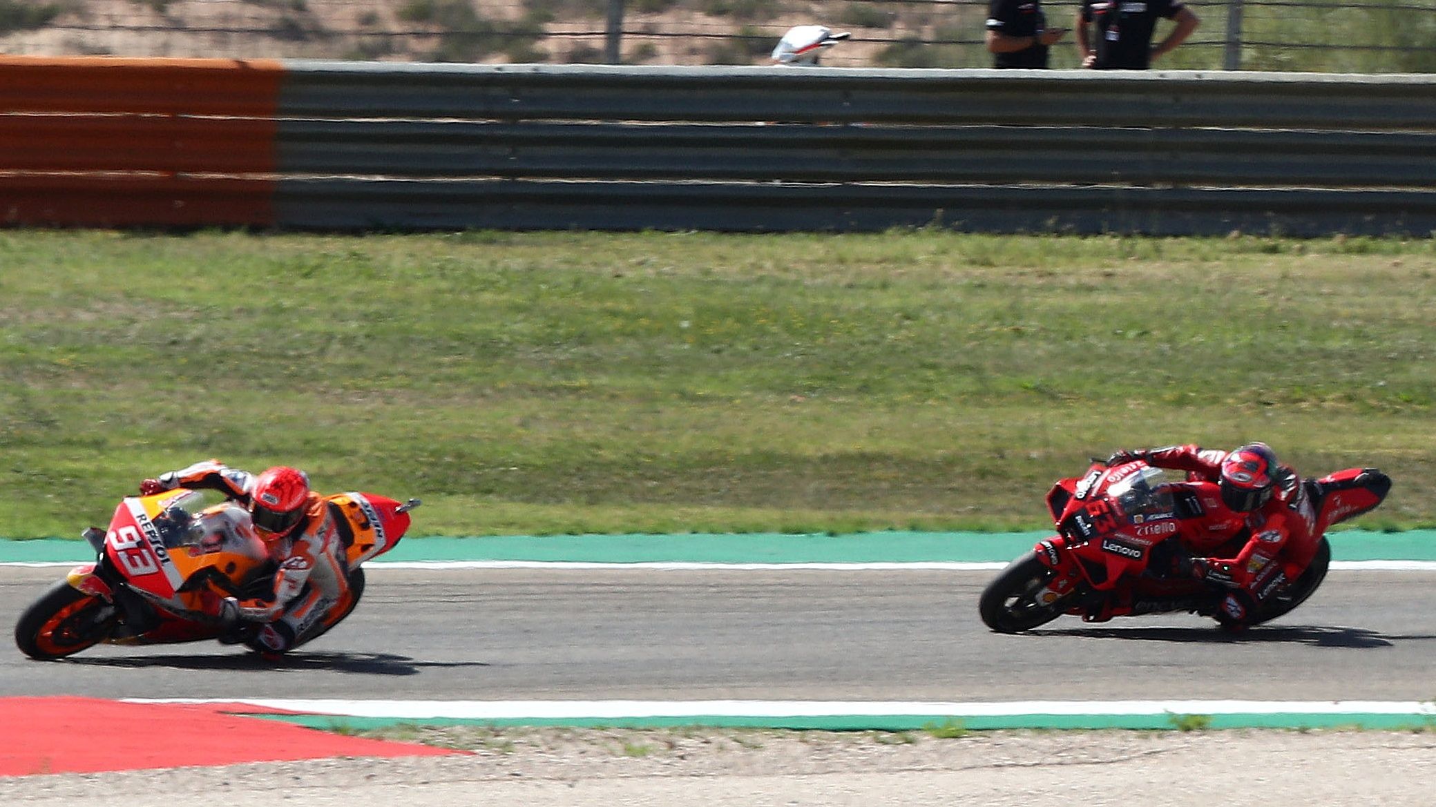 Marc Márquez se cuela por delante de Pecco Bagnaia