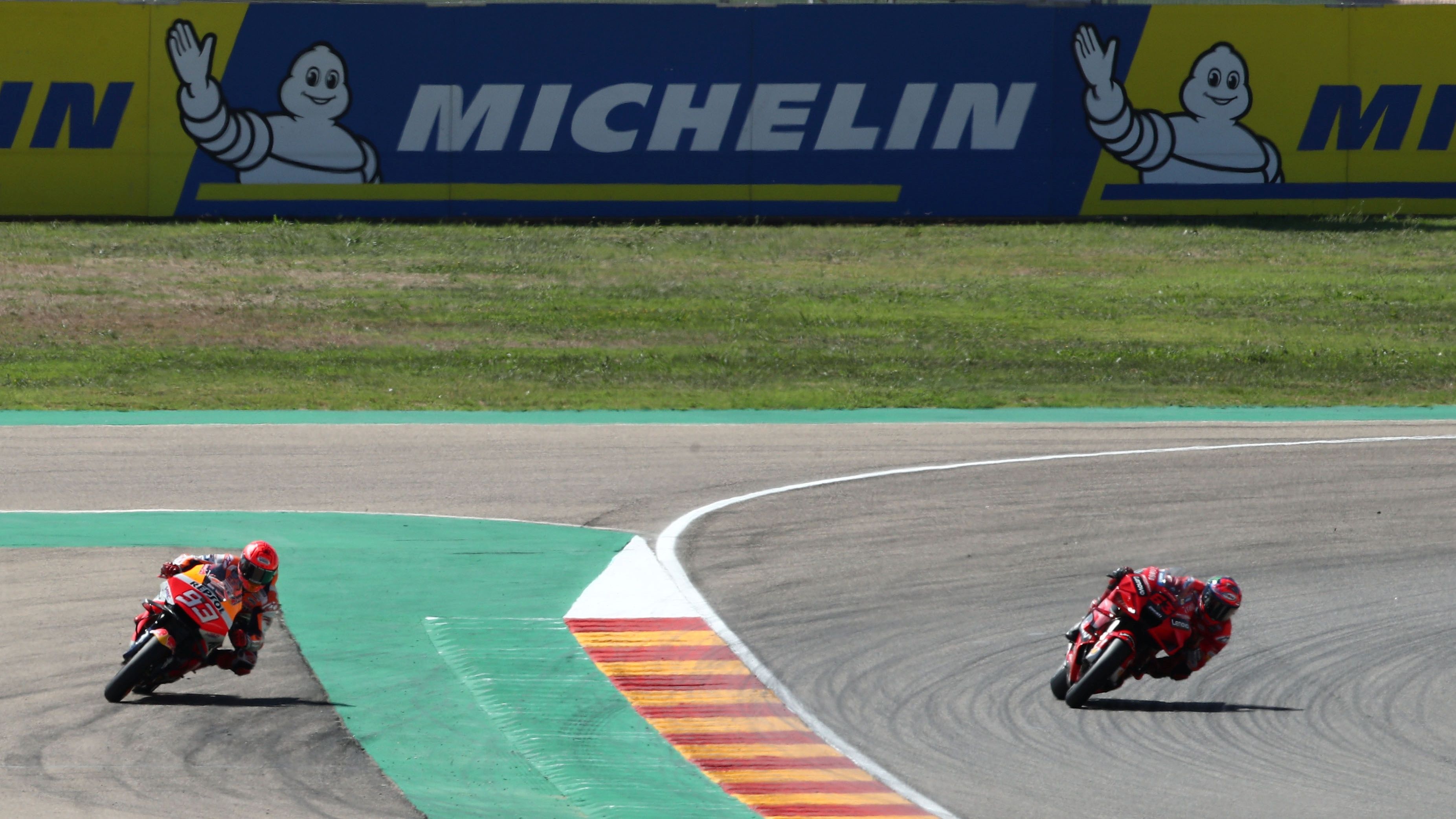 Marc Márquez se va totalmente largo y deja el triunfo en bandeja a Pecco Bagnaia