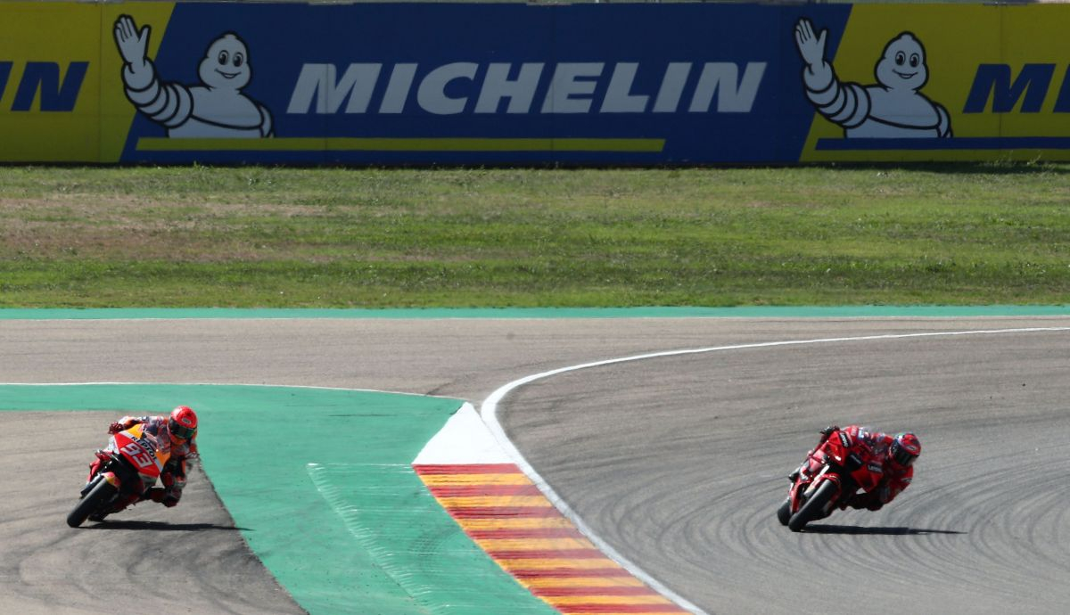 Marc Márquez se va totalmente largo y deja el triunfo en bandeja a Pecco Bagnaia Marc Márquez se va totalmente largo y deja el triunfo en bandeja a Pecco Bagnaia