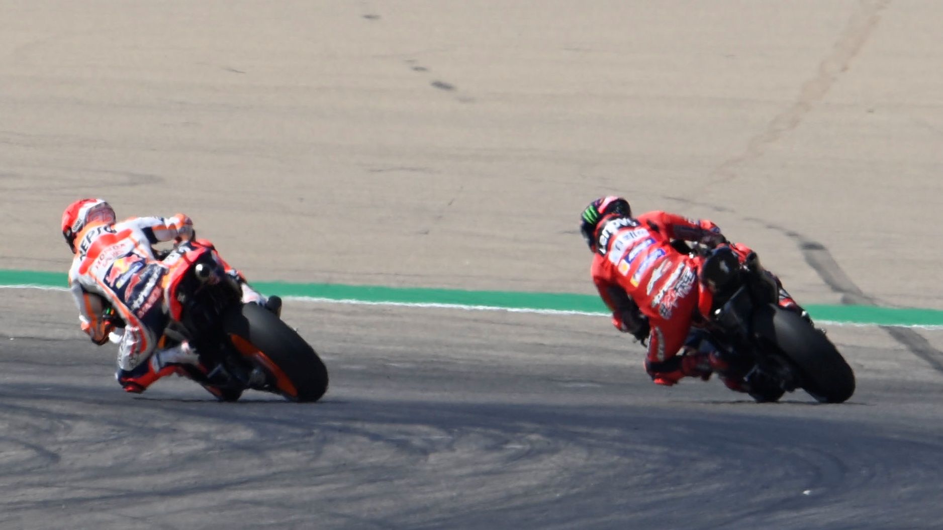 Marc Márquez trata de superar a Pecco Bagnaia y entra colado