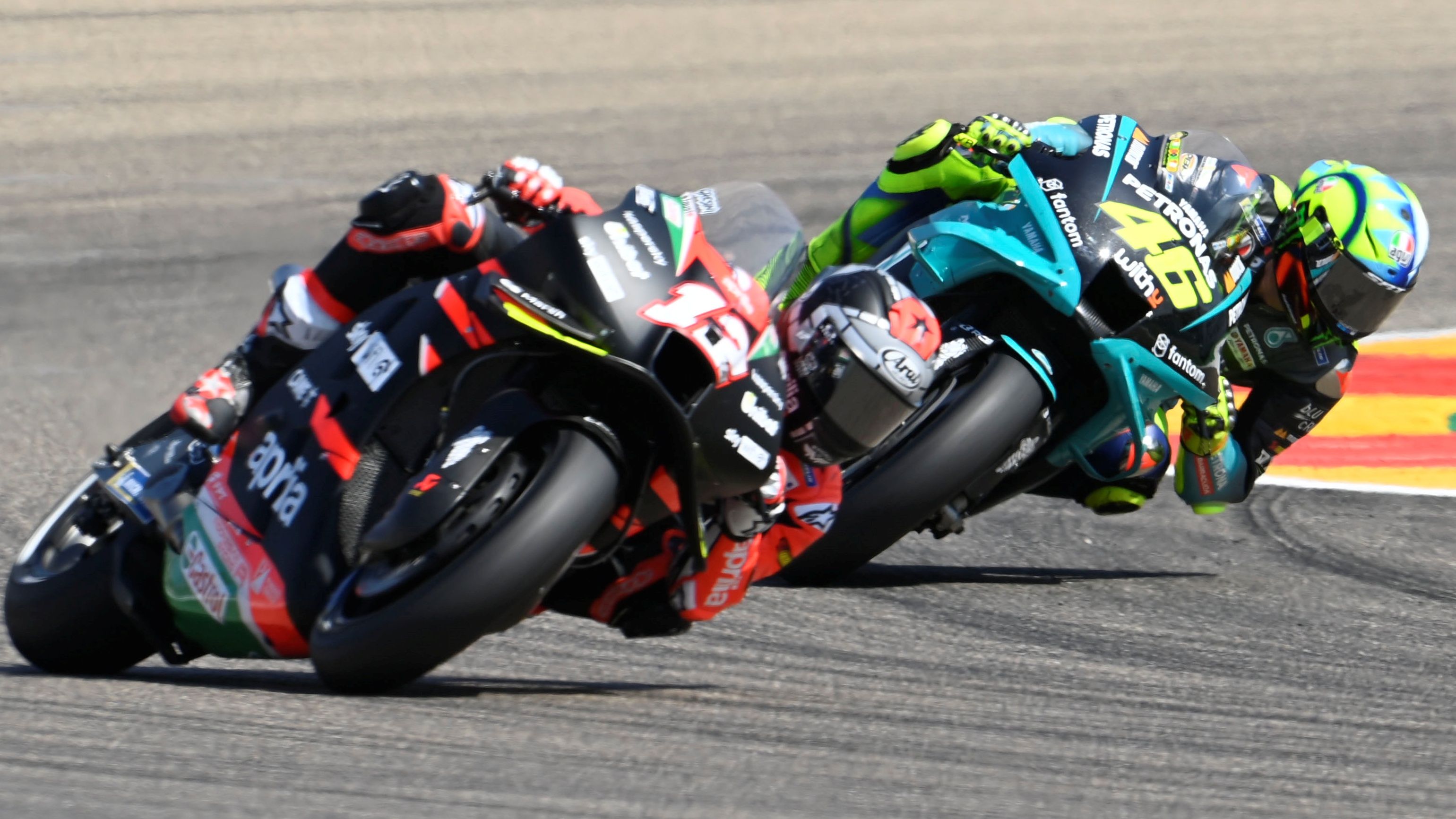 Maverick Viñales se abre y Valentino Rossi busca el interior