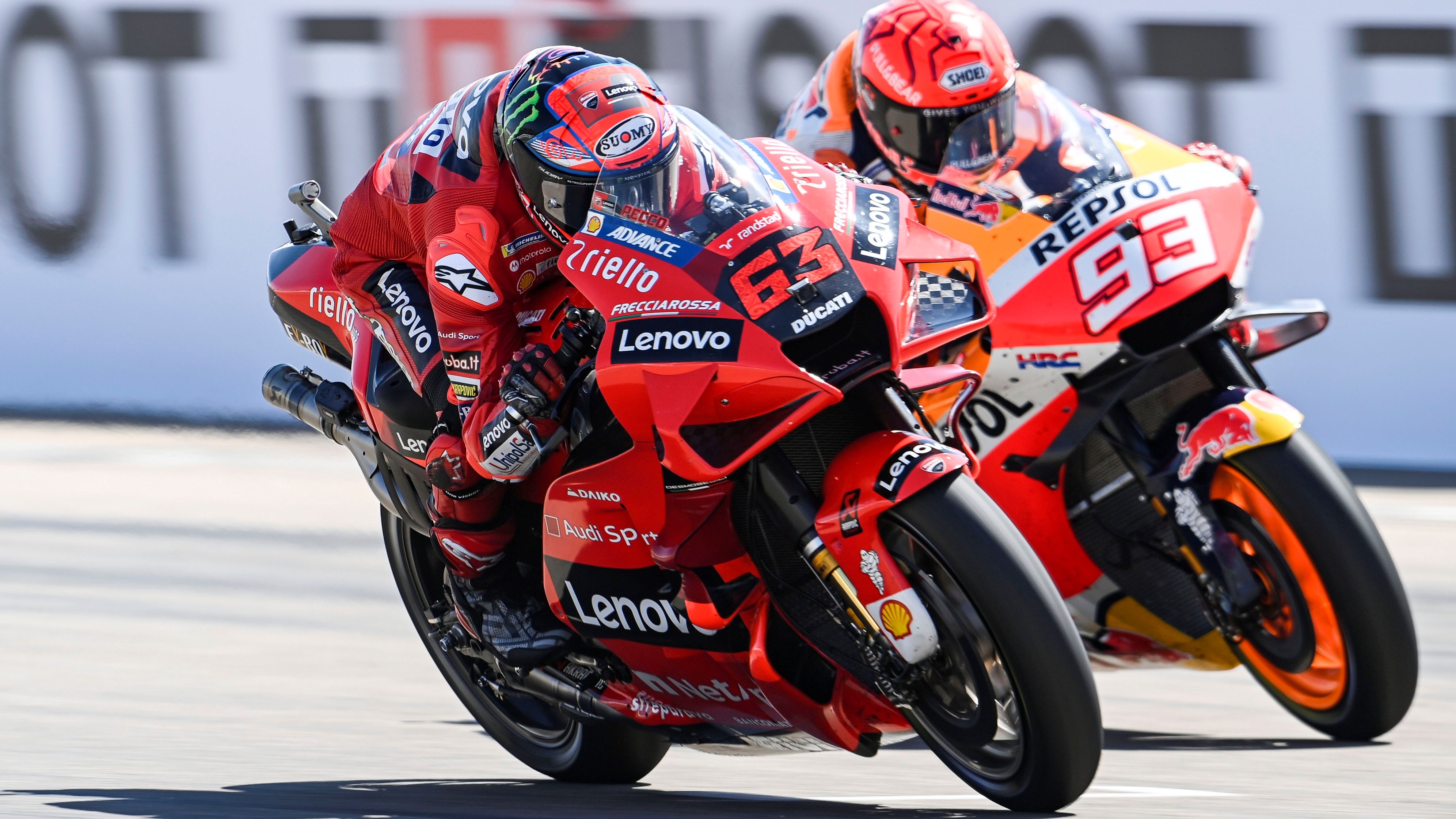 Pecco Bagnaia contiene a Marc Márquez
