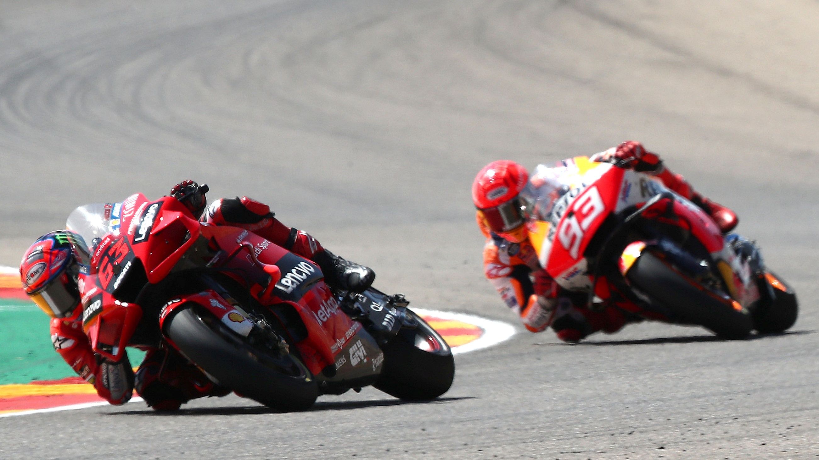 Pecco Bagnaia lidera con Marc Márquez a su estela