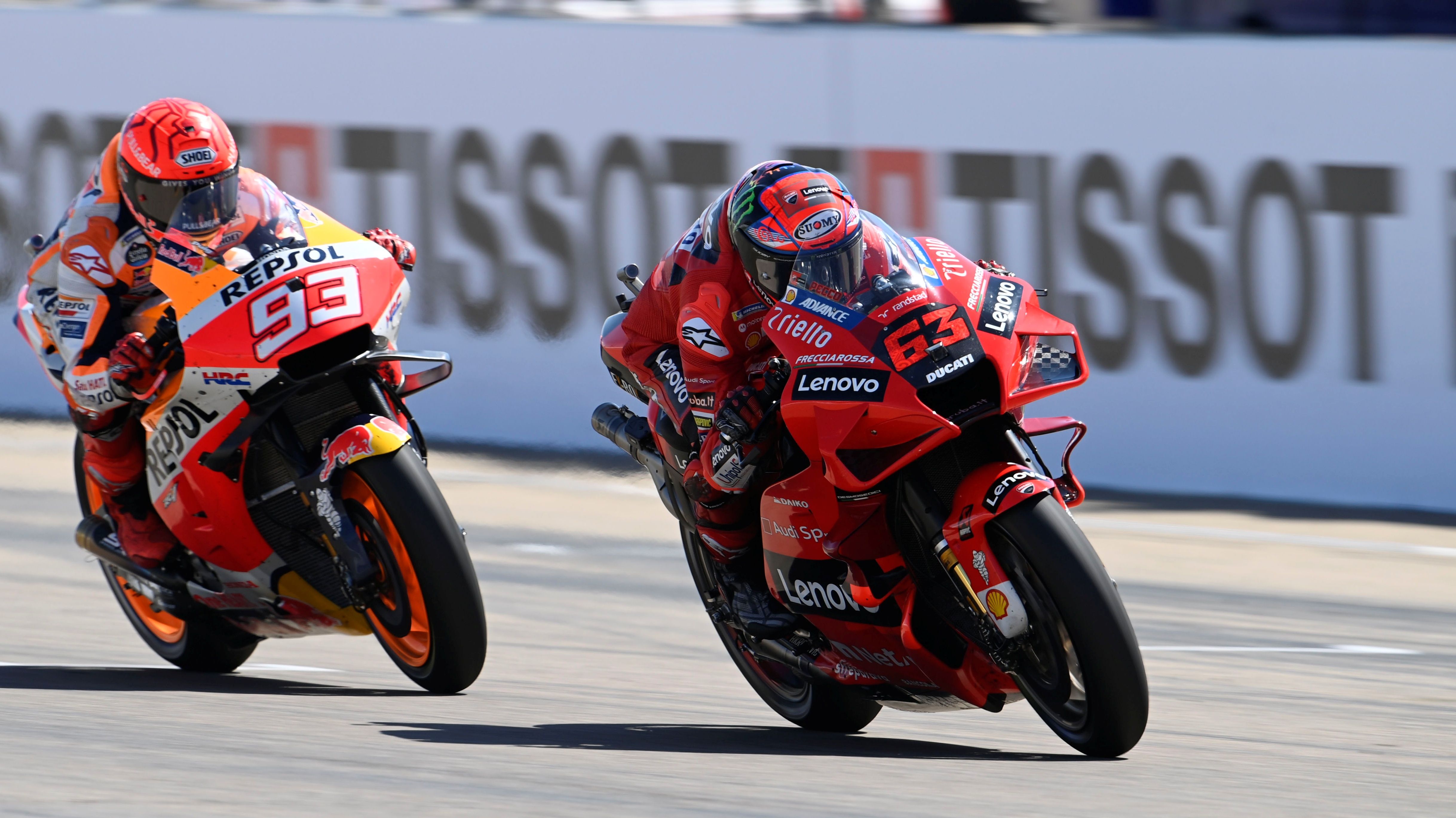 Pecco Bagnaia se coloca delante de Marc Márquez enl a recta