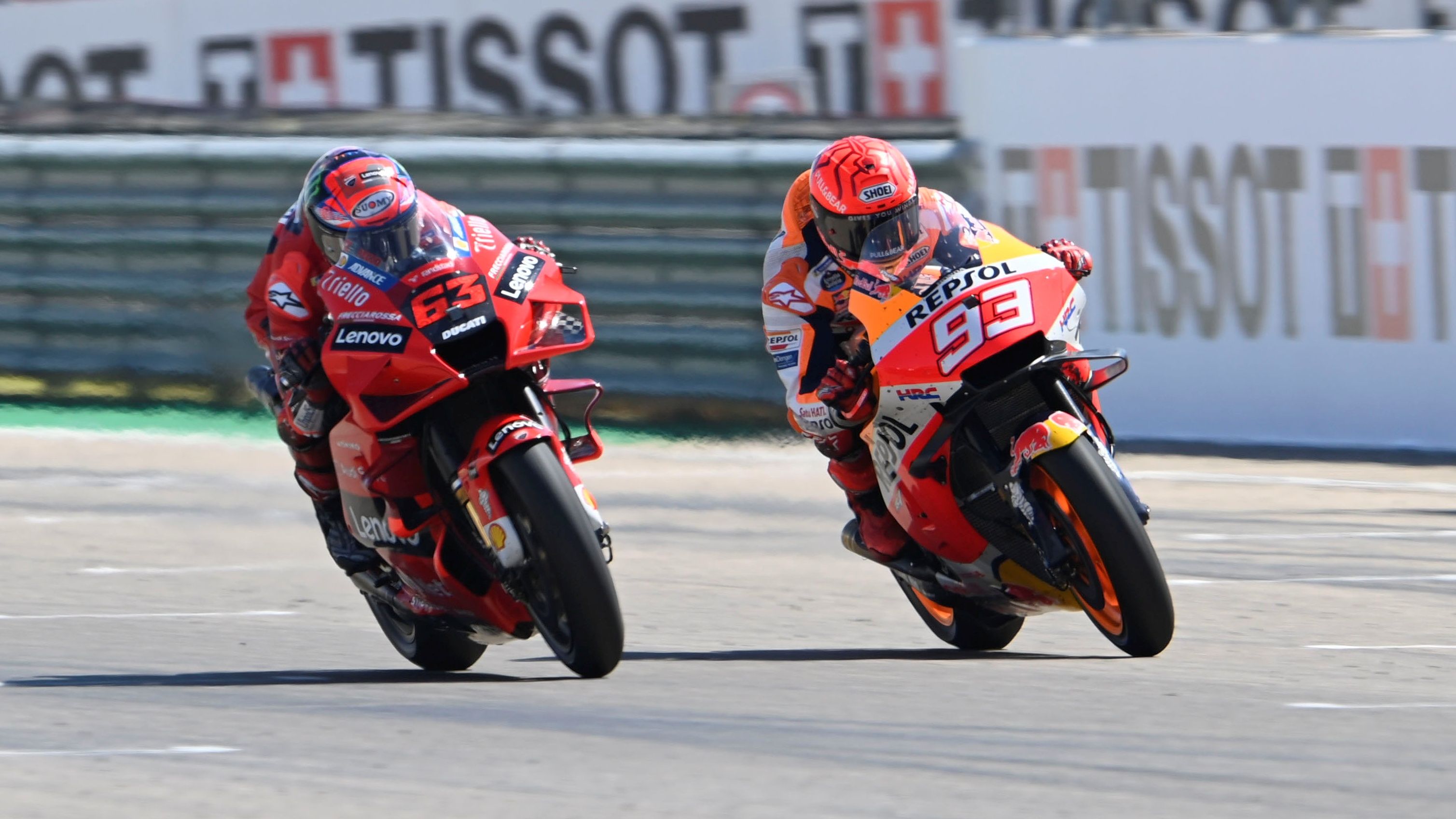 Pecco Bagnaia y Marc Márquez totalmente emparejados en meta