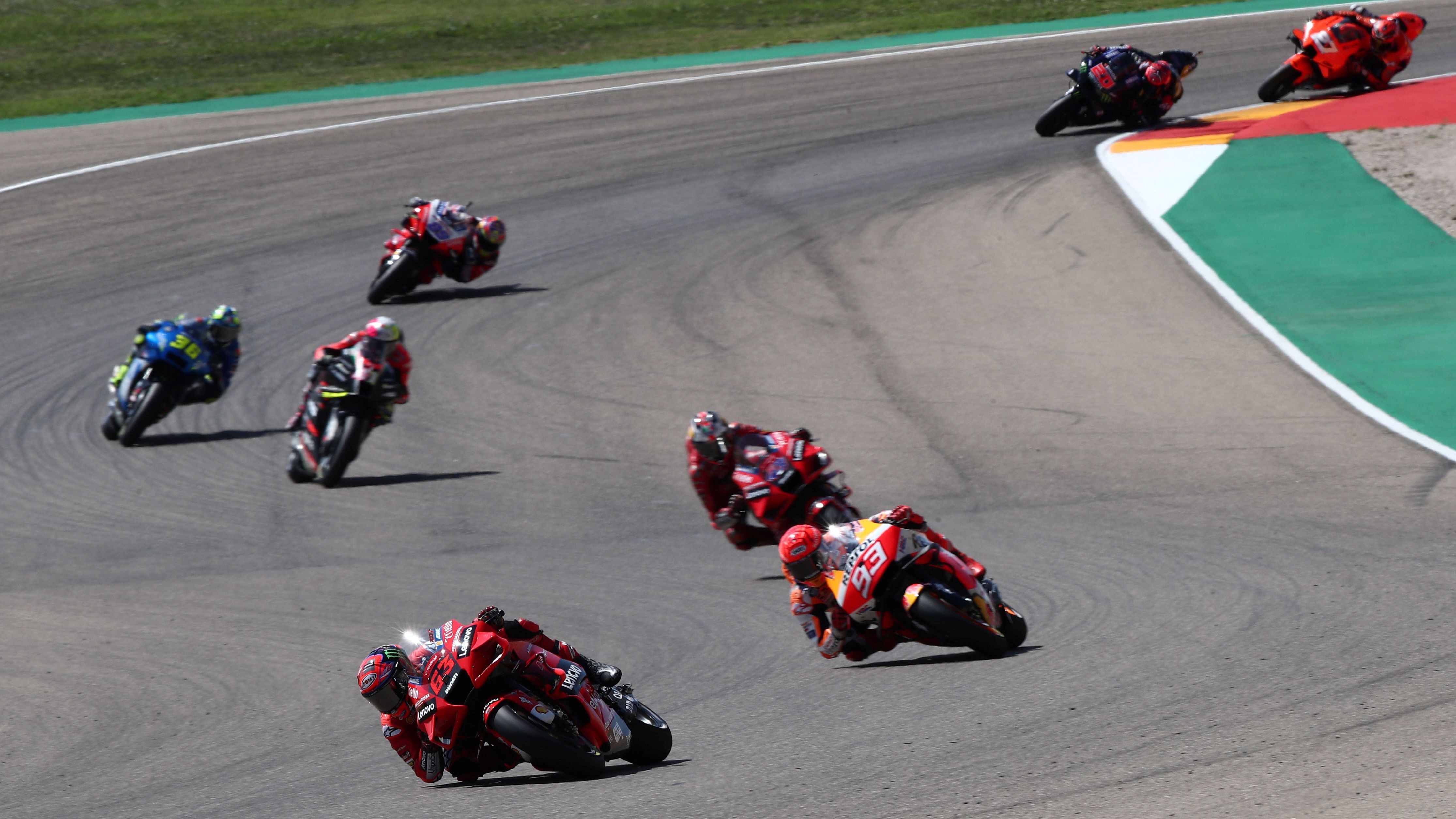 Pecco Bagnaia, Marc Márquez y Jack Miller abren hueco al inicio