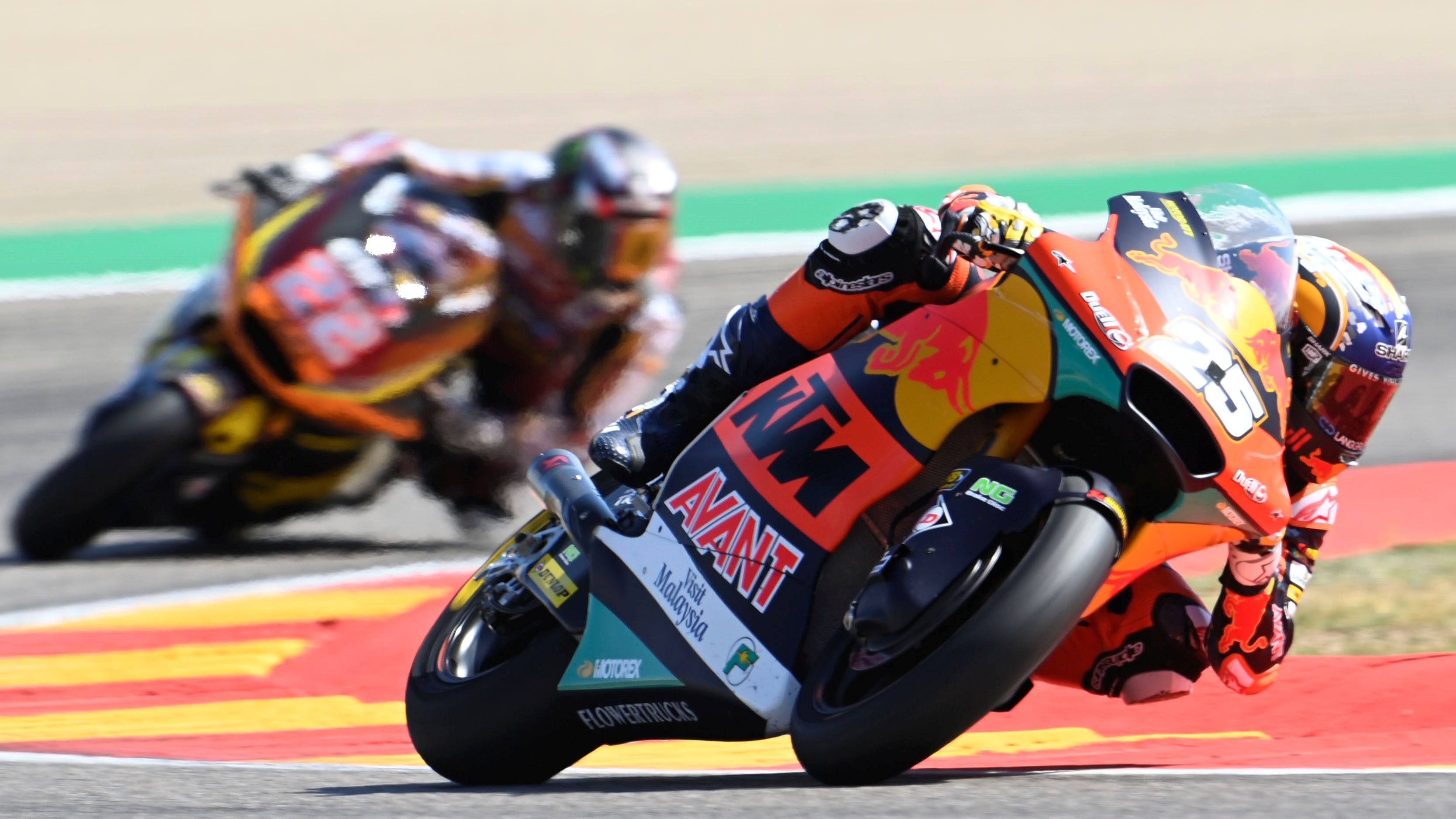 Raúl Fernández poen distancia sobre Sam Lowes