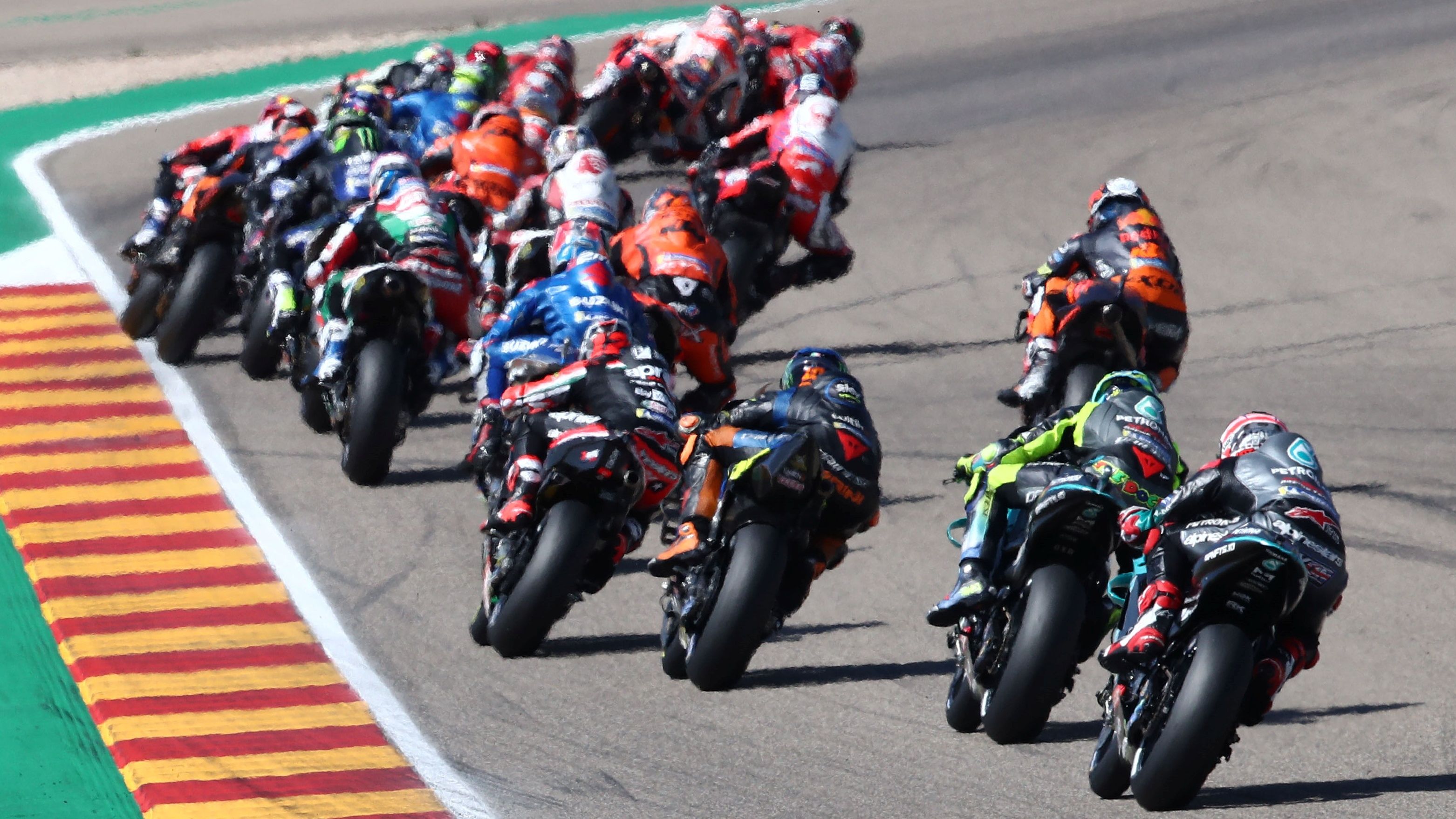 Valentino Rossi y Jake Dixon cierran el grupo en la salida