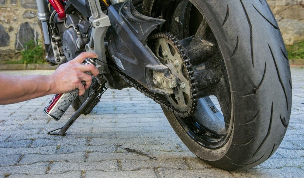 Lubricar la moto es muy importante. Fuente: iStock/Aycan