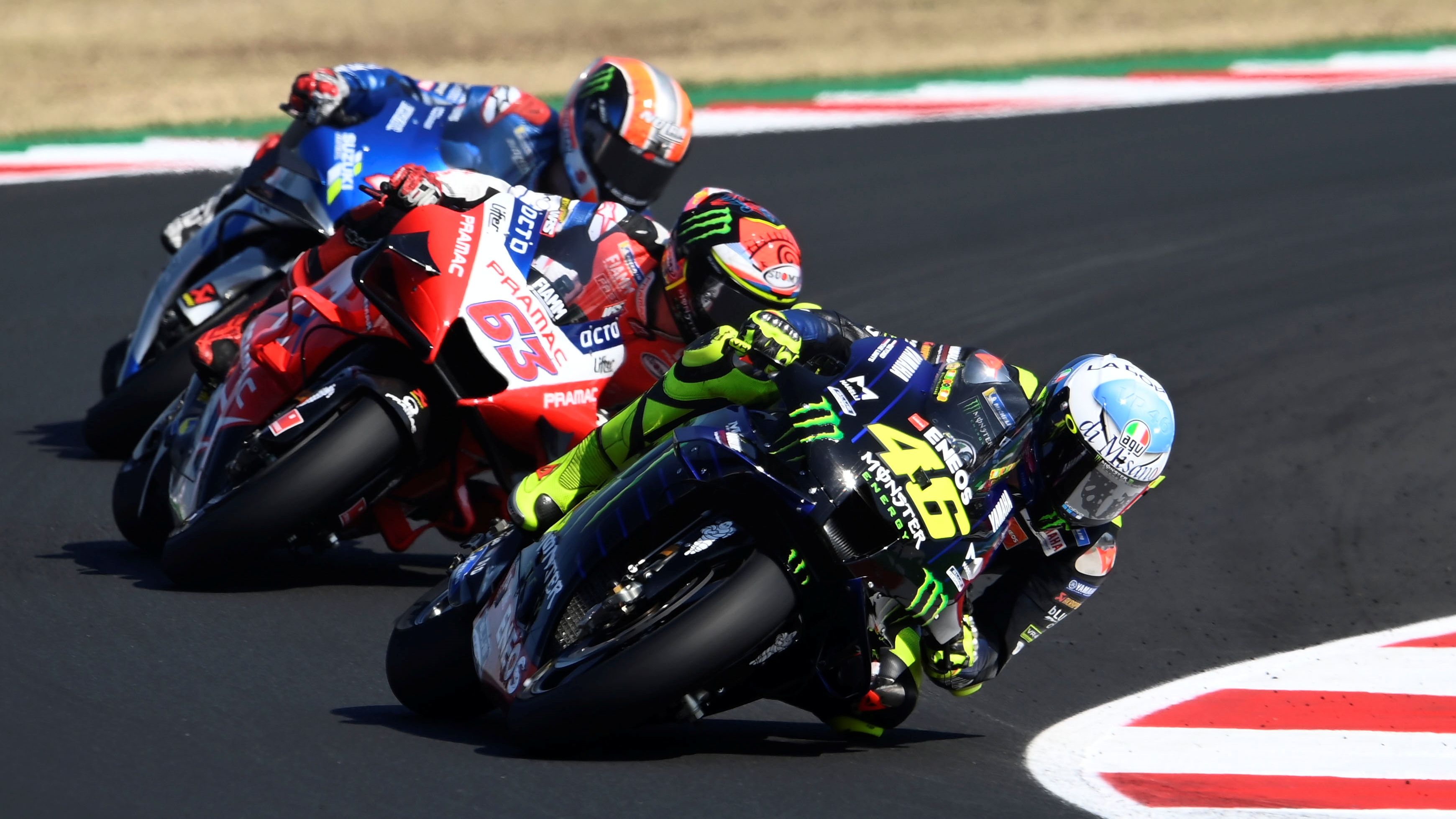 Valentino Rossi seguido por Pecco Bagnaia y Álex Rins en Misano 2020