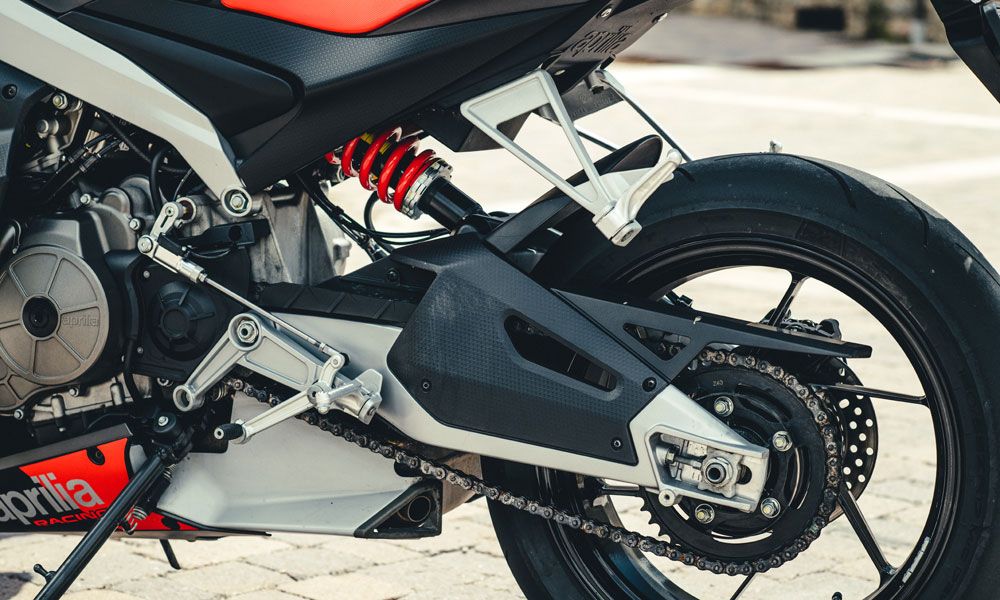 Aprilia RS 660: El chasis doble viga de aluminio no llega a sujetar la parte trasera de la moto, que se ancla directamente en el motor