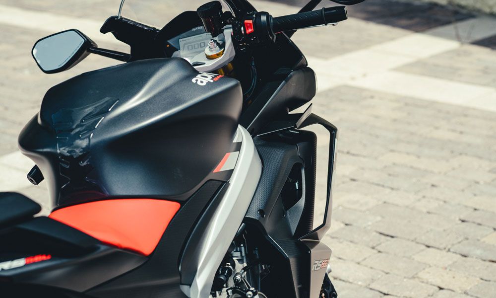 Aprilia RS 660: El carenado delantero tiene una forma muy estudiada con unos laterales que emplean una tecnología multicapa para gestionar los flujos de aire 
