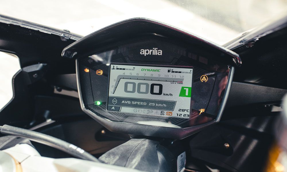 Aprilia RS 660: La lectura de la pantalla de instrumentación, digital, es clara y sencilla