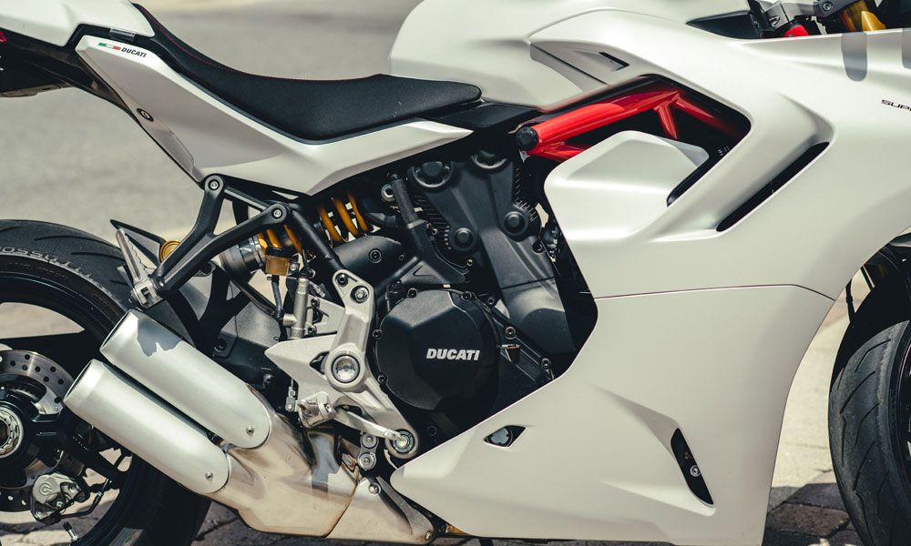 Ducati Supersport 950S: El motor V2 de la Supersport 950 ha sido actualizado esta temporada para cumplir la norma Euro 5, manteniendo inalteradas sus características