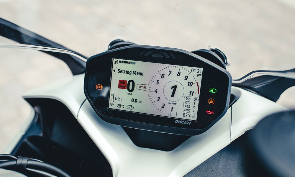 Ducati Supersport 950S: La pantalla de instrumentación se presenta en forma de tacómetro clásico a pesar de ser digital