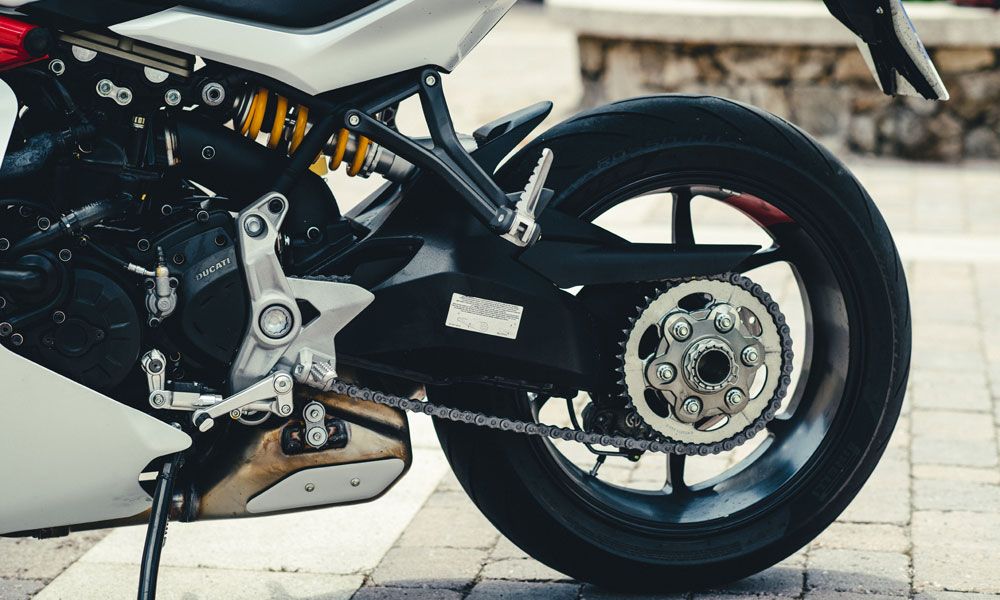 Ducati Supersport 950S: Otra inconfundible seña de identidad: el basculante monobrazo.