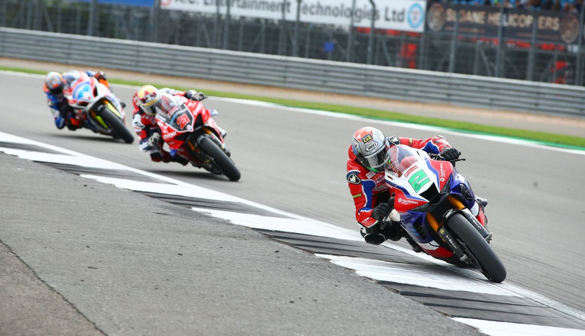 Glenn Irwin seguido por Christian Iddon y Gino Rea Glenn Irwin seguido por Christian Iddon y Gino Rea