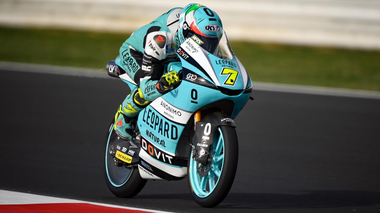 Dennis Foggia, al frente de los libres de Moto3, y Pedro Acosta 2º