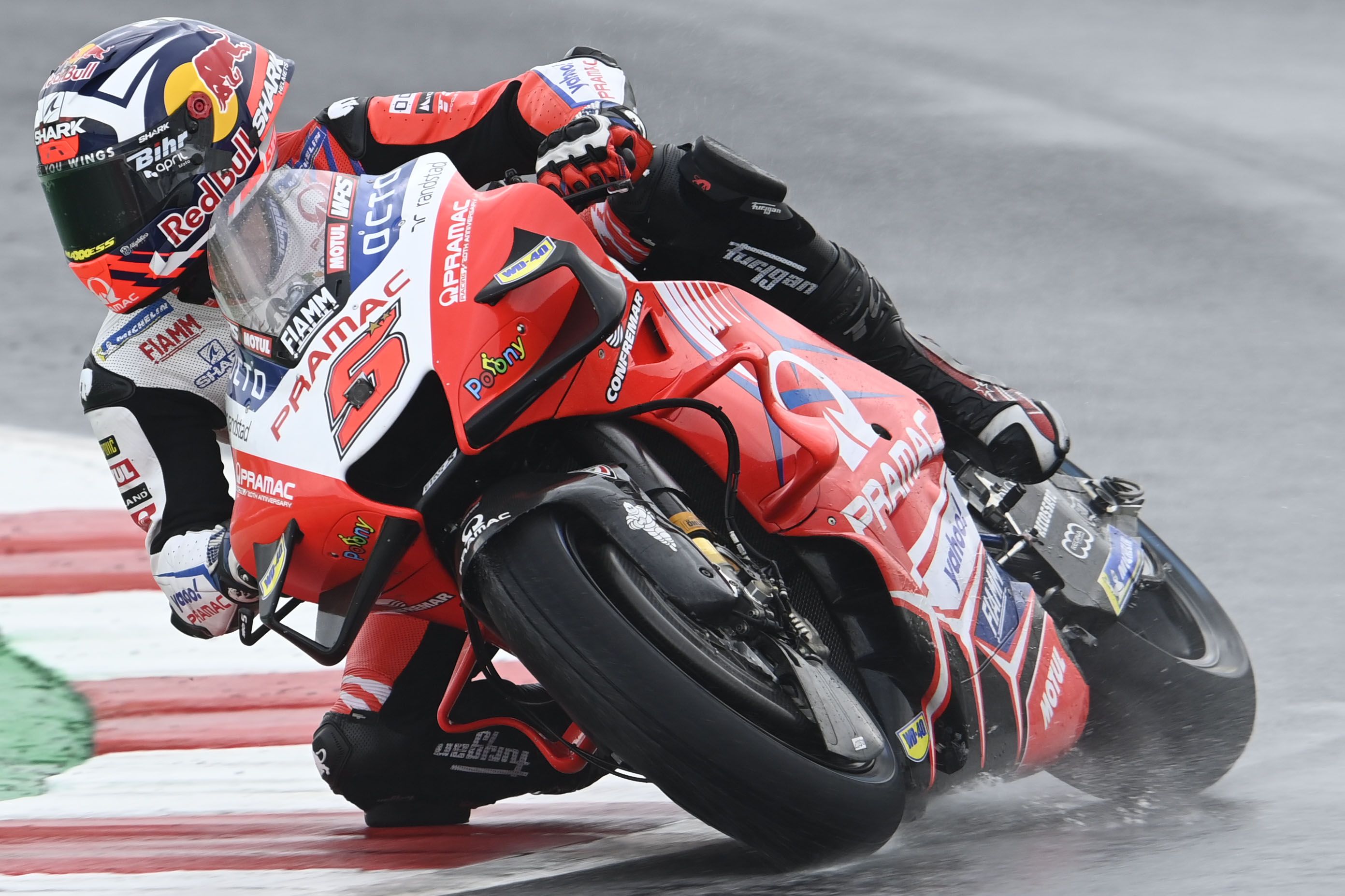 Maverick Viñales el más rápido en seco y festival Ducati en mojado