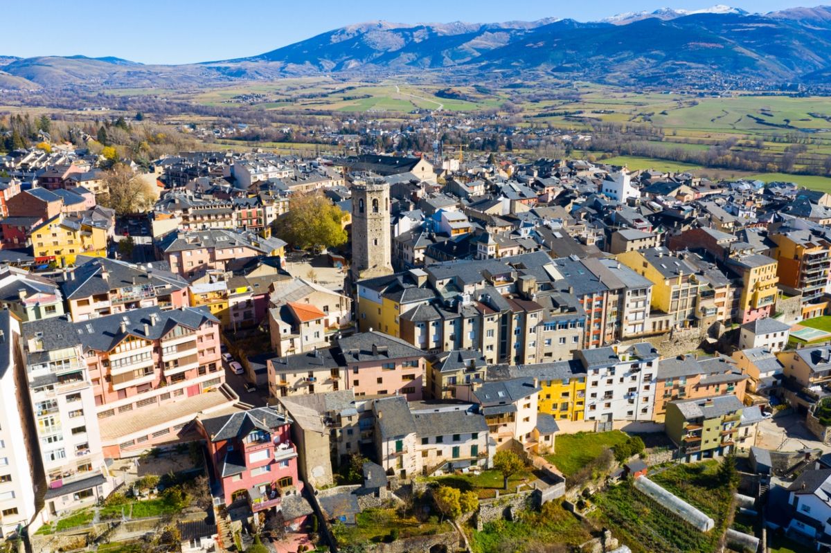 Imagen de Puigcerdá en una de las rutas a moto por los Pirineos. Fuente: iStock / JackF