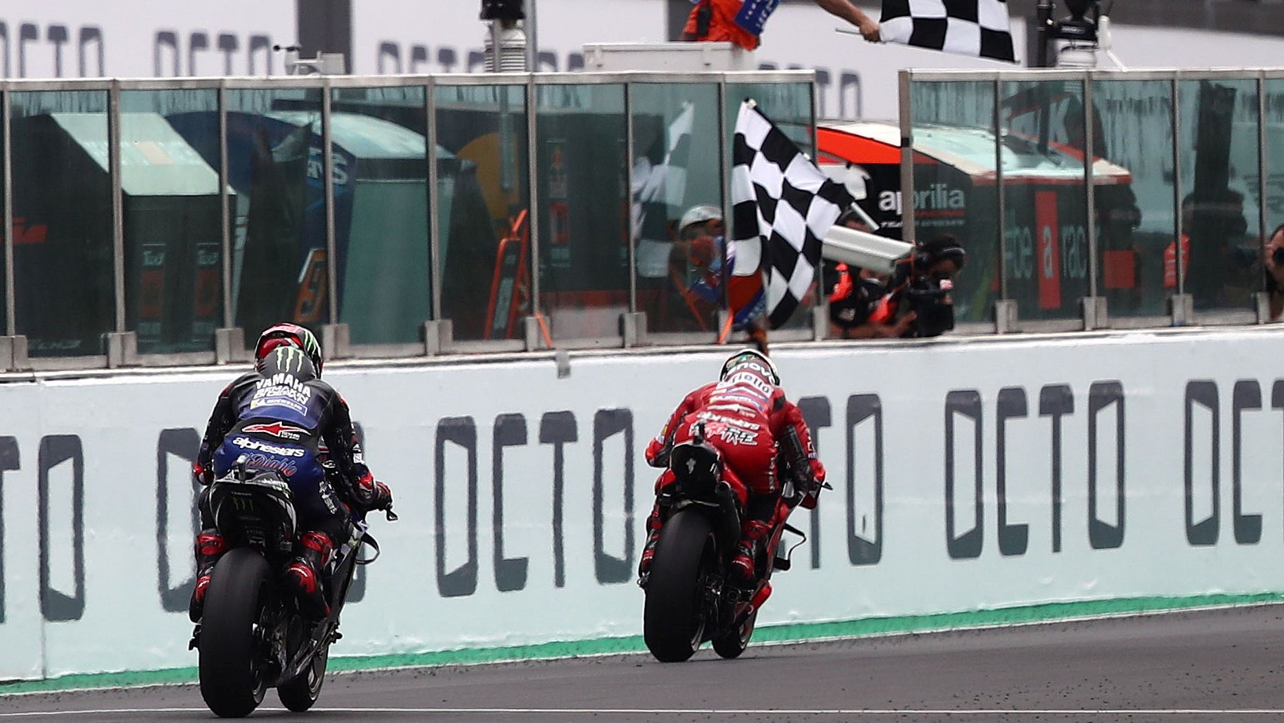 Pecco Bagnaia entra en meta por delante de Fabio Quartararo en el GP de San Marino de MotoGP 2021