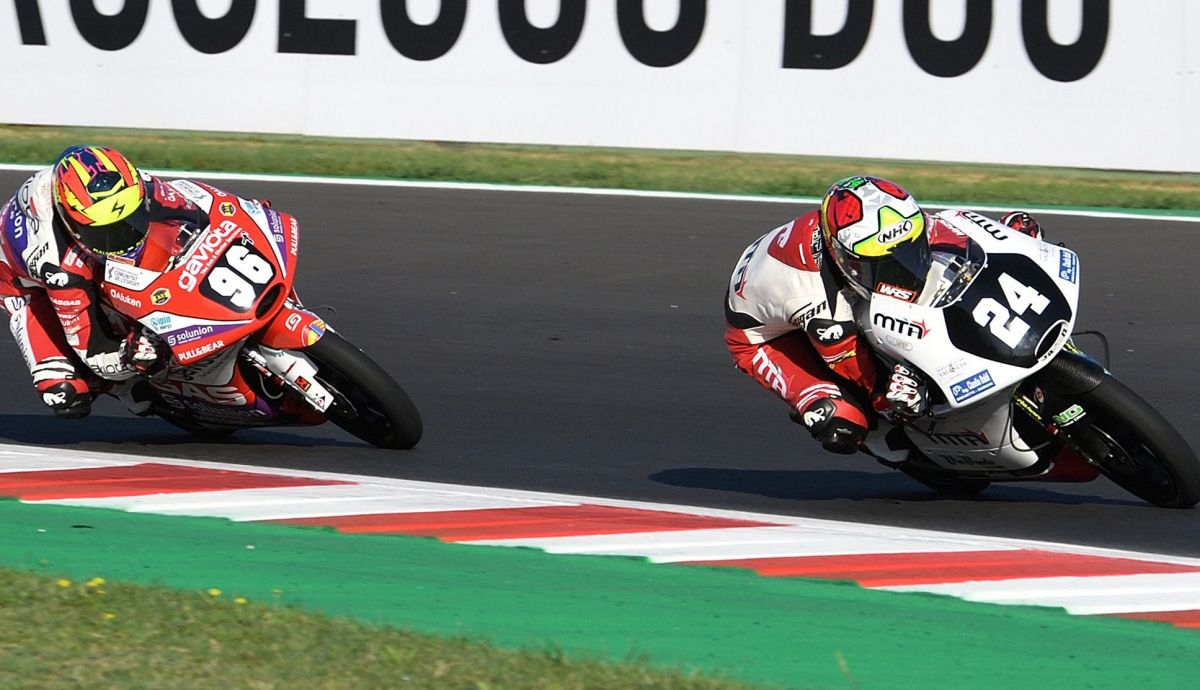 Iván Ortolá seguido por Dani Holgado al inicio de carrera Iván Ortolá seguido por Dani Holgado al inicio de carrera