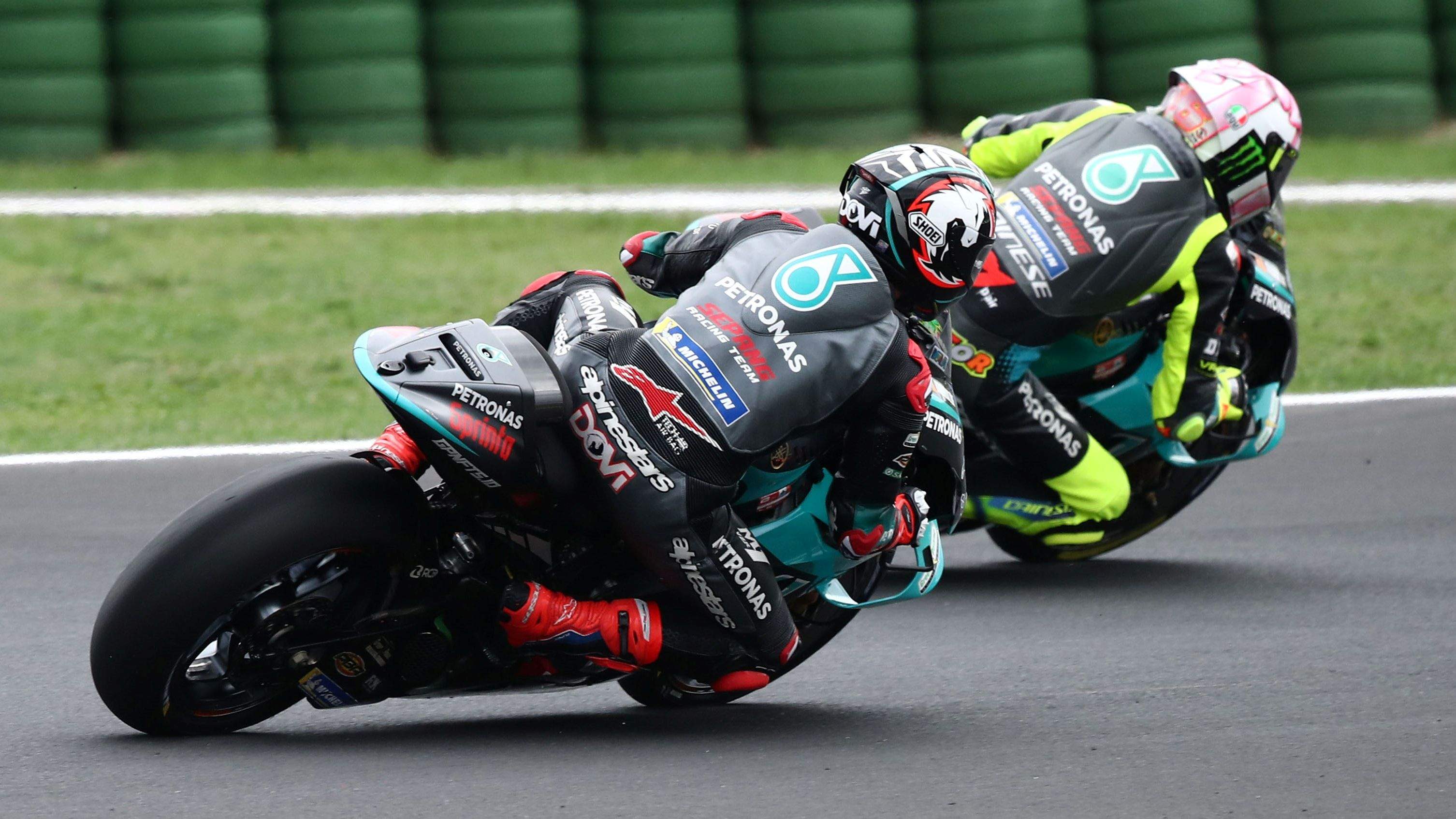 Andrea Dovizioso frena por el interior de Valentino Rossi